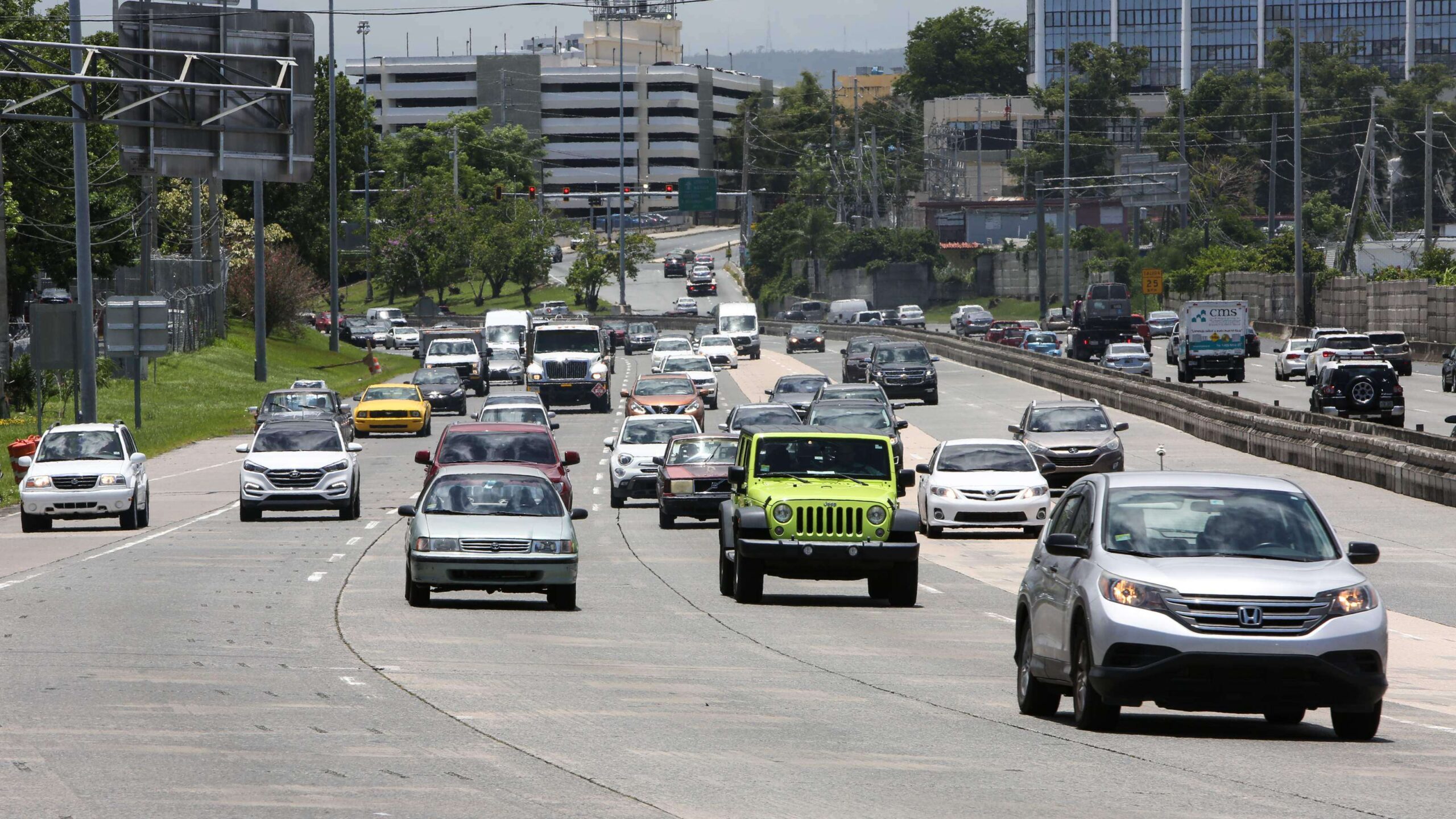 Accidente en expreso Las Américas obstruye dos carriles