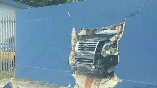 Policía choca guagua oficial contra muro de concreto