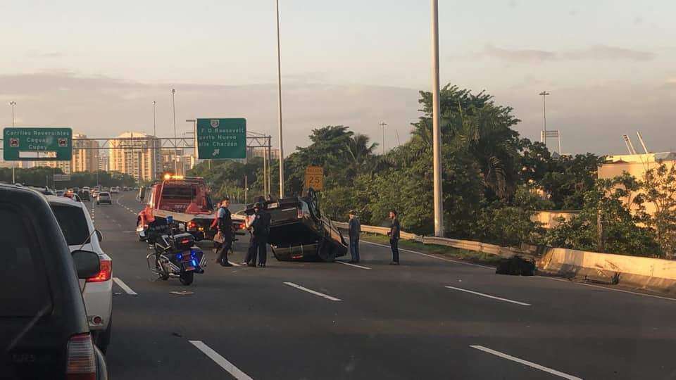 Auto volcado en salida de Plaza las Américas imposibilita tránsito