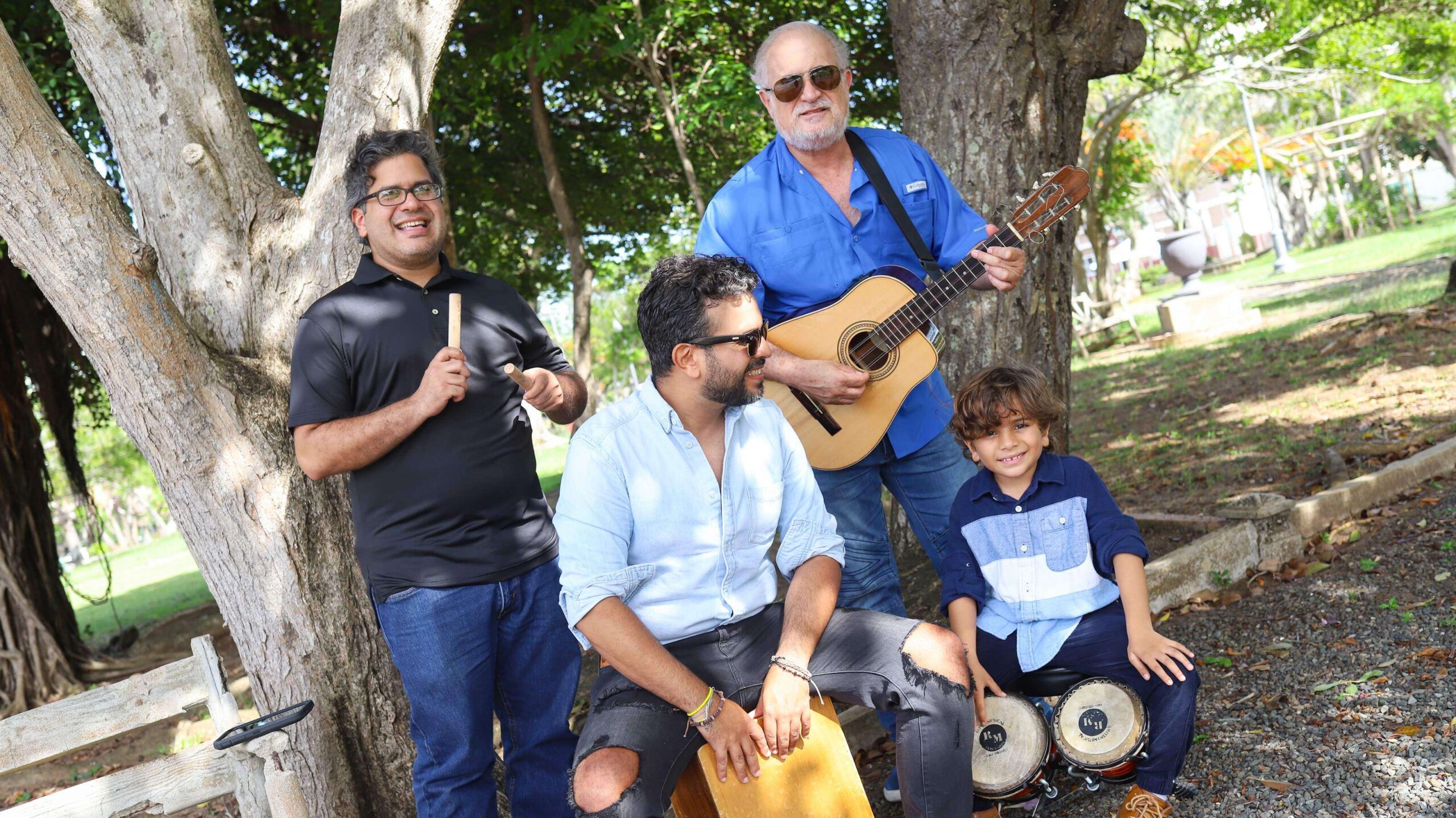 Padre, hijos y nieto unidos por la música