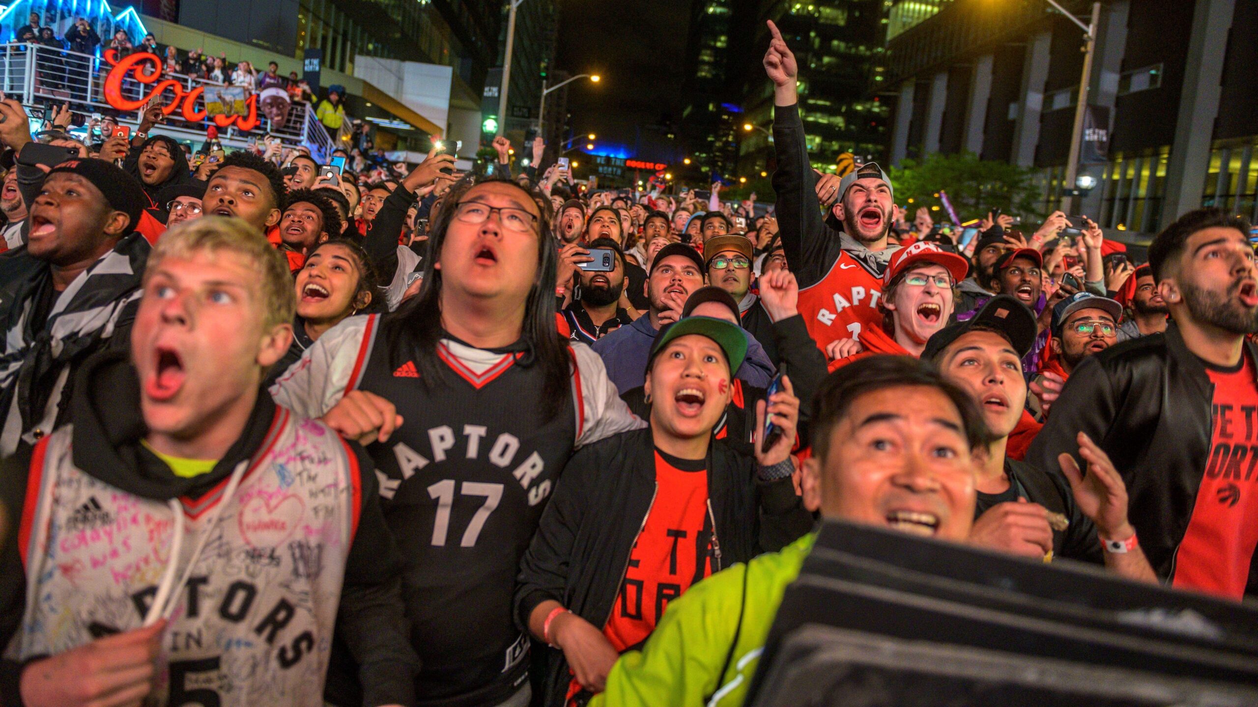 Celebran hasta la madrugada los fanáticos de los Raptors