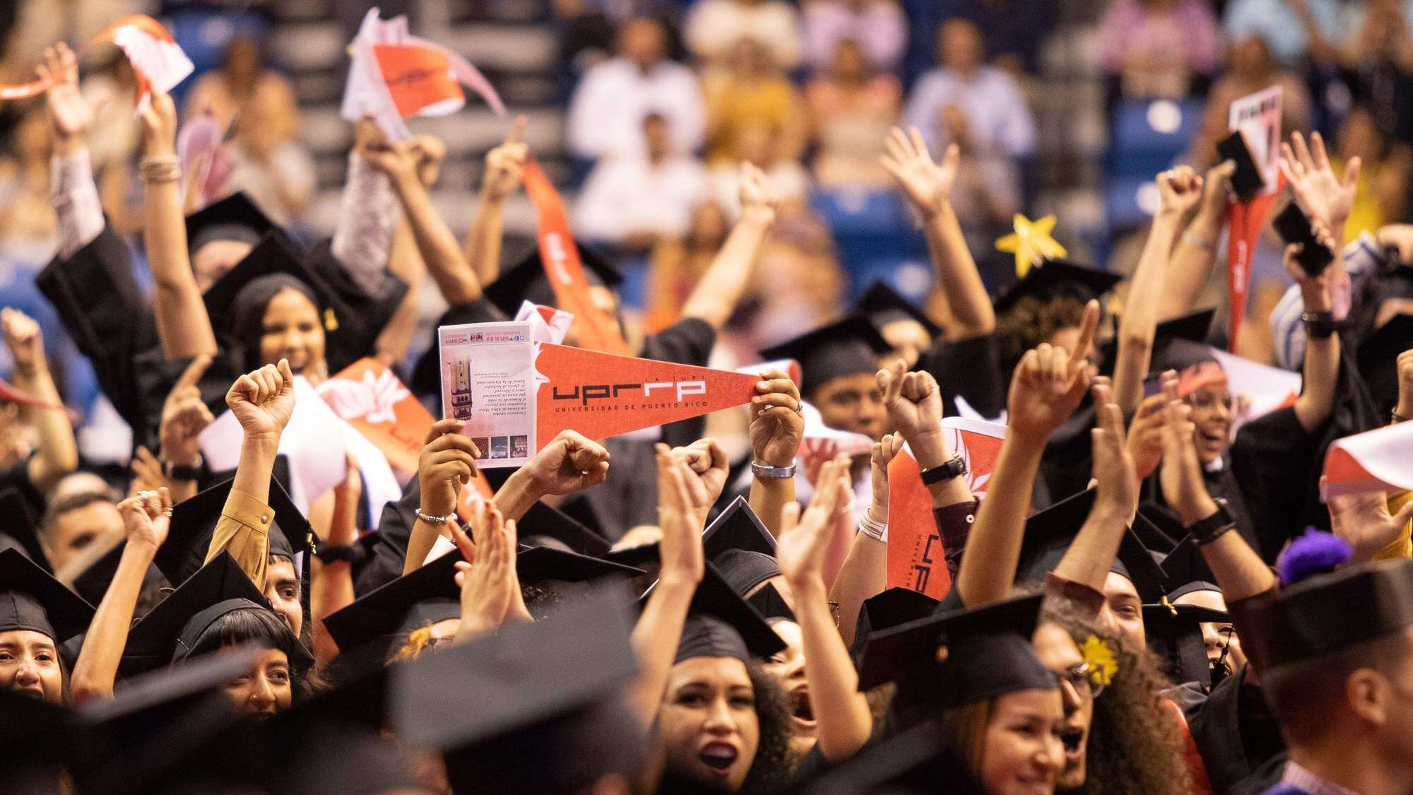 Denunciando la austeridad se gradúan más de 2,000 alumnos de la UPR