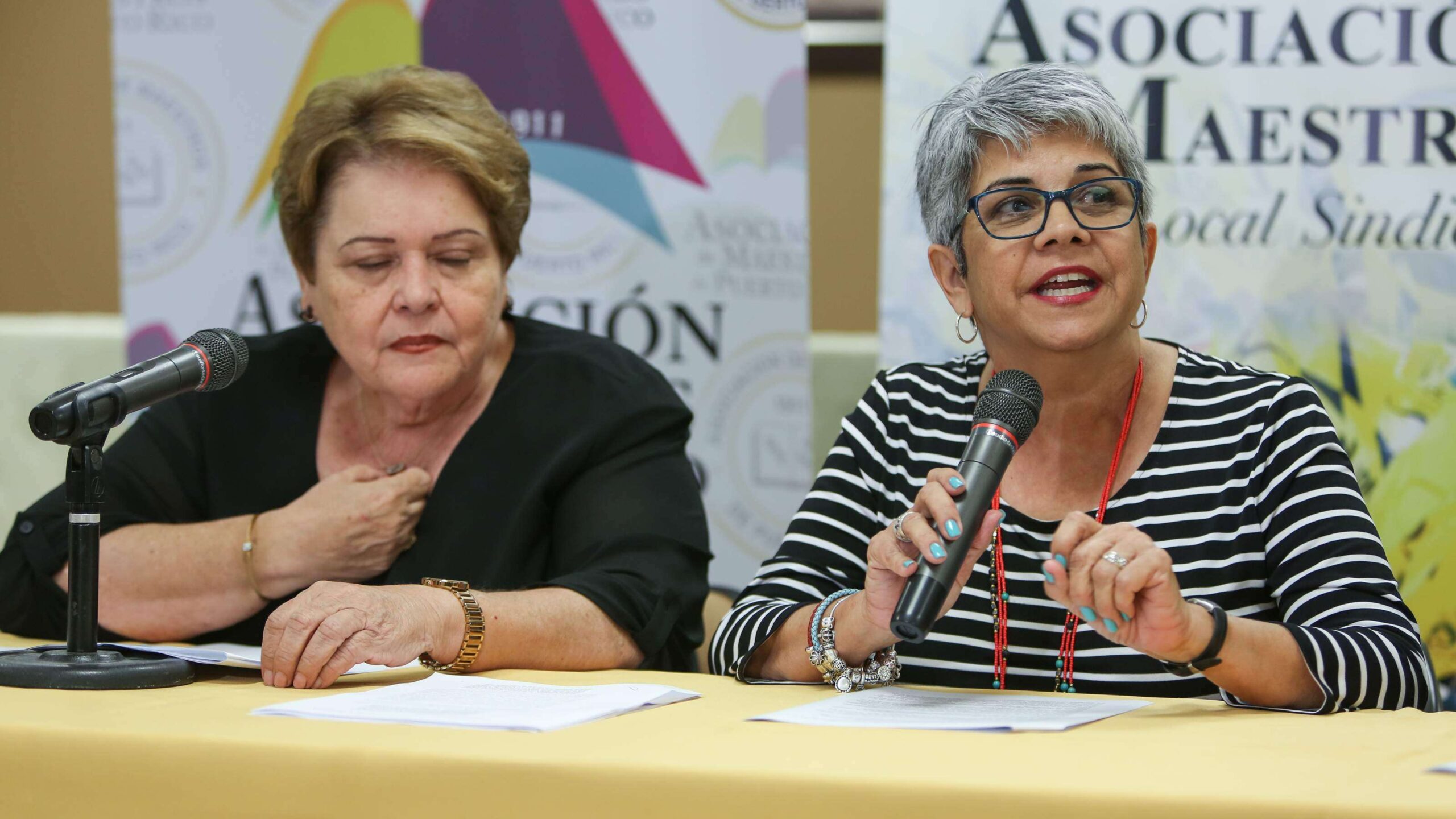 Más de 200 maestros votan por adelantado sobre acuerdo de pensiones