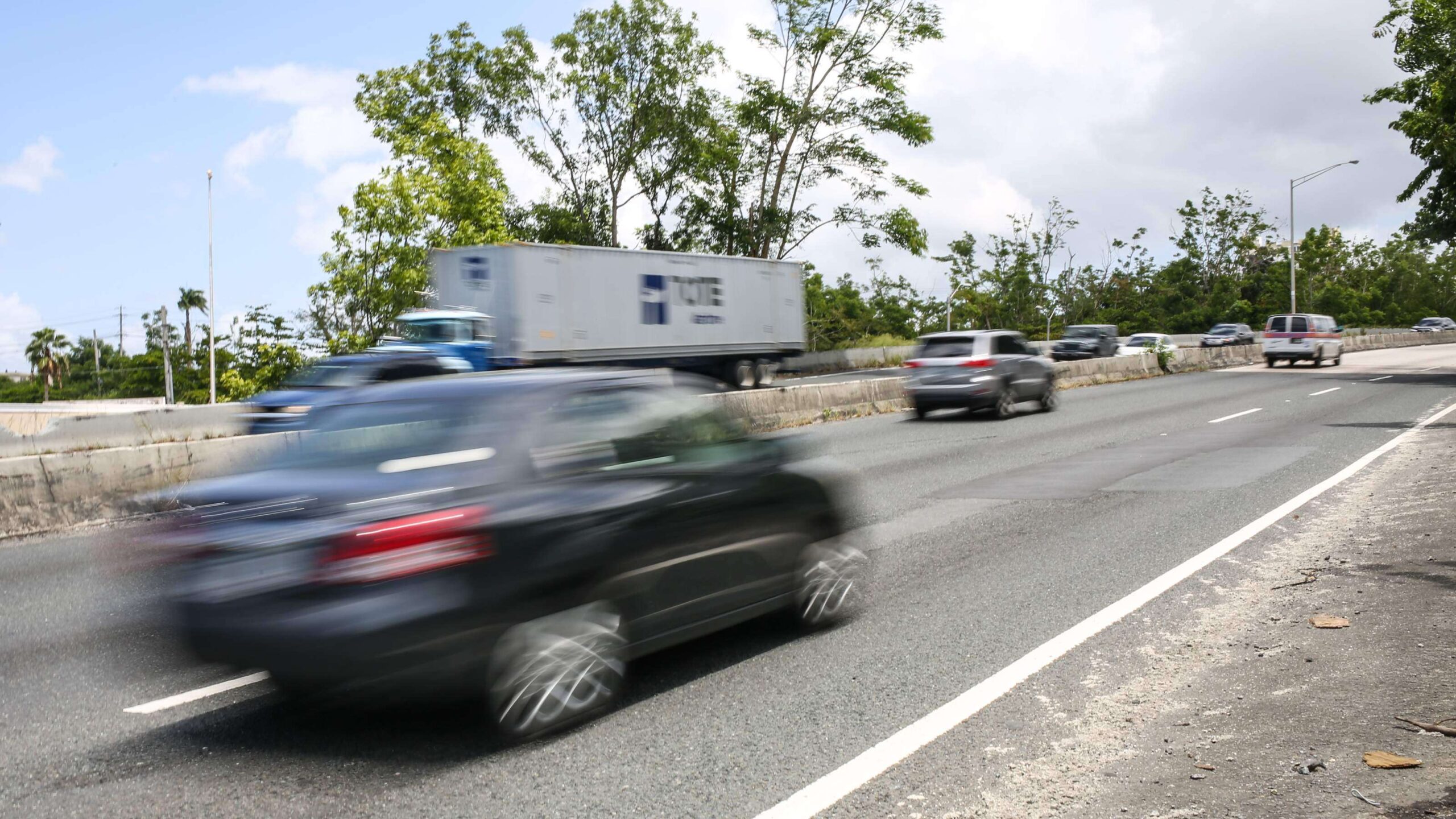 Camión impacta valla de hormigón y provoca tapón en Gurabo