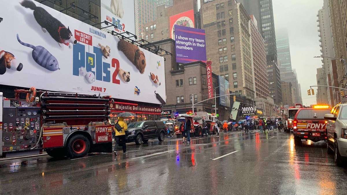 Helicóptero se estrella contra techo de edificio de Manhattan