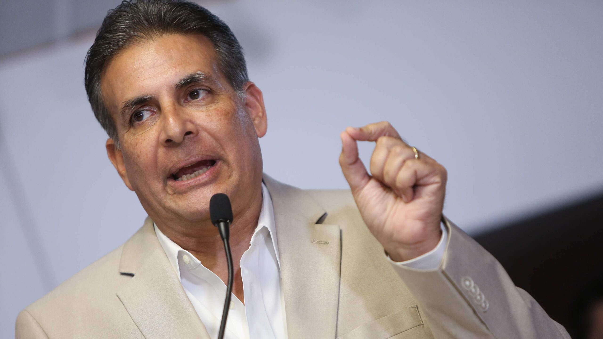 Eduardo Bhatia se lanza oficialmente a la gobernación