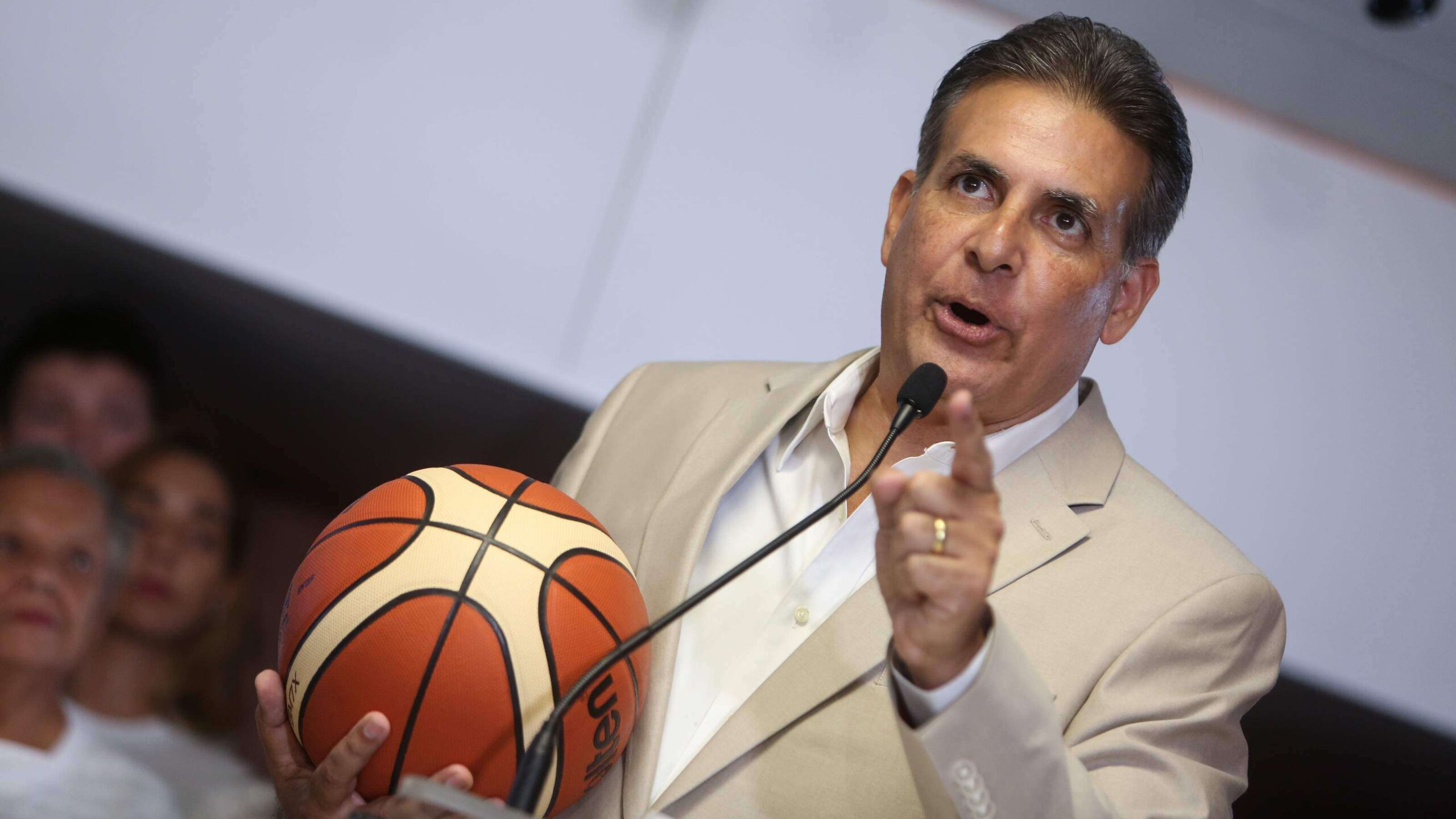 Bhatia pone la bola en la cancha del Pueblo