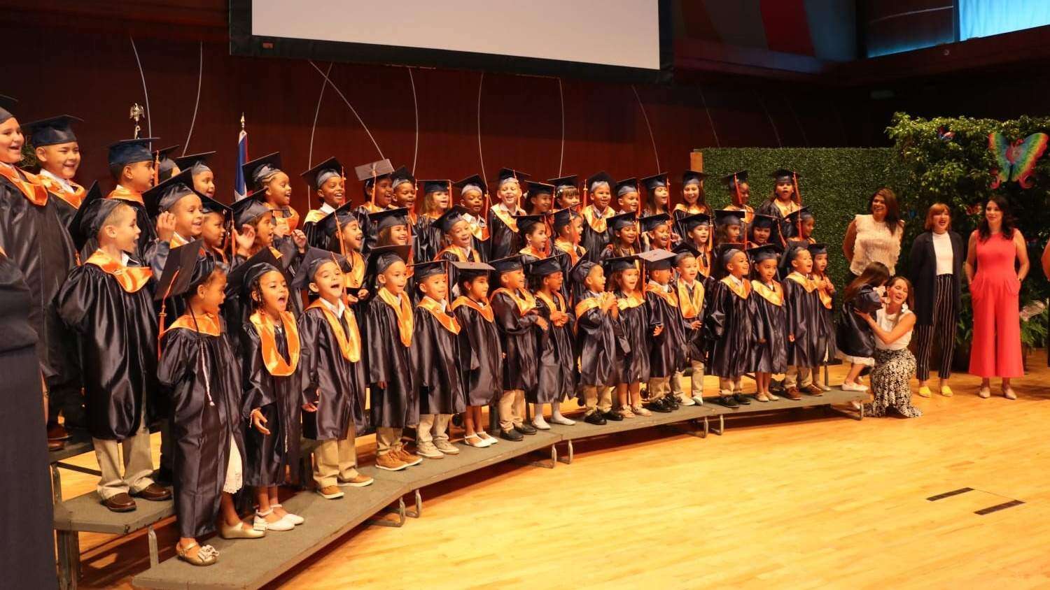 Primera escuela alianza celebra su graduación