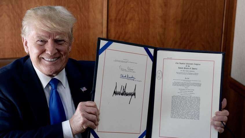 Trump firma $1,000 millones para P.R.