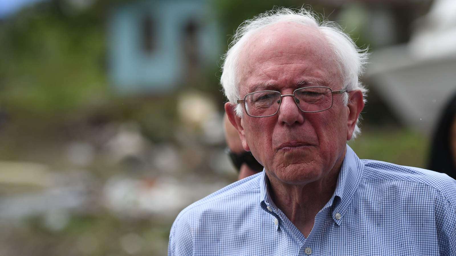 Bernie Sanders denuncia a Walmart por lucrarse de empleados