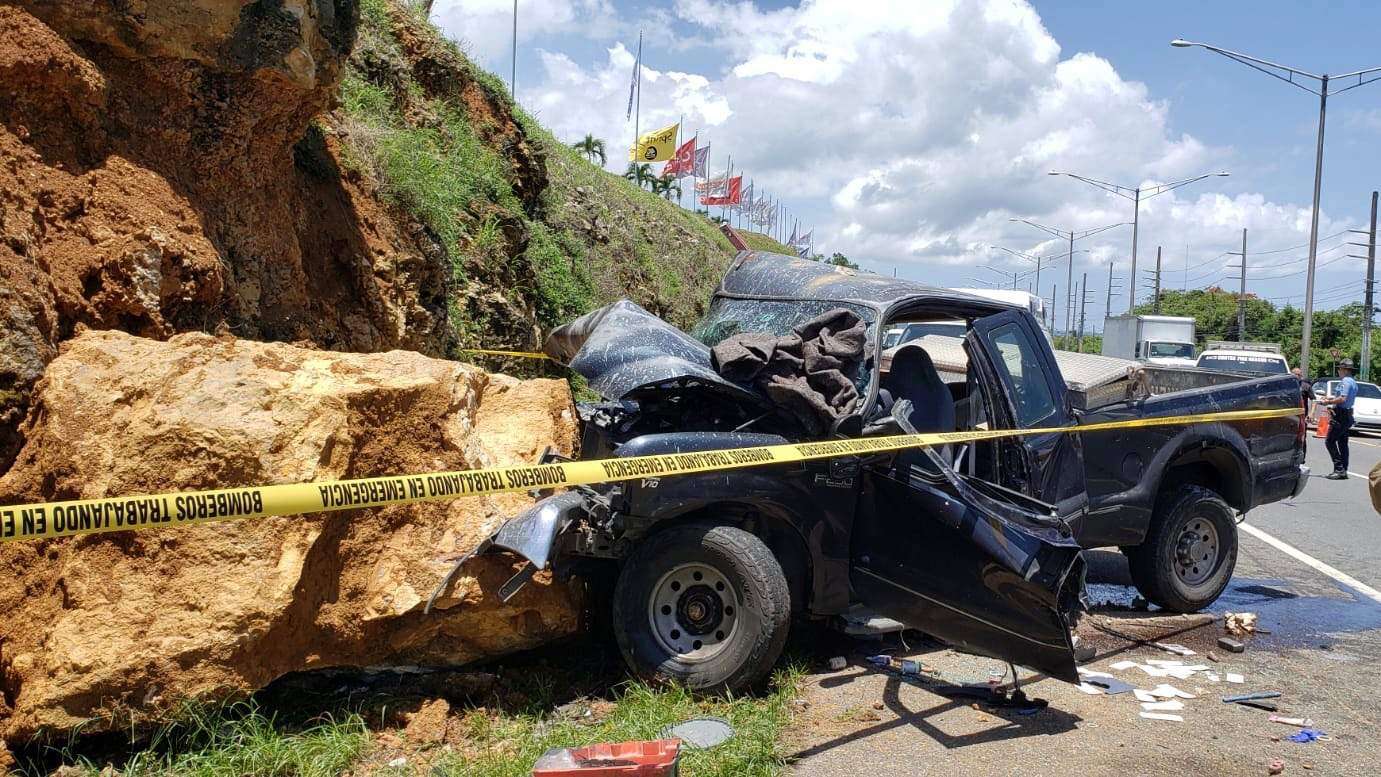Hombre impacta piedra a orilla de la carretera tras percance de salud