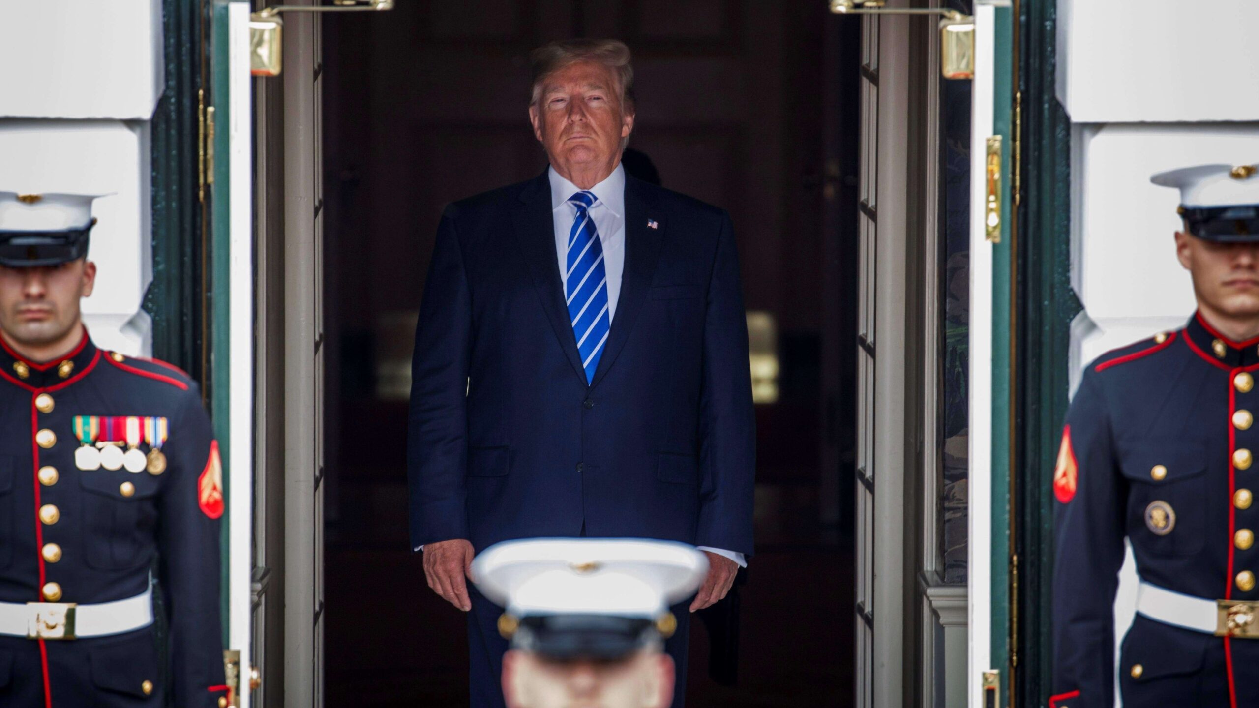 Trump dice palabra ‘racista’ está desgastada