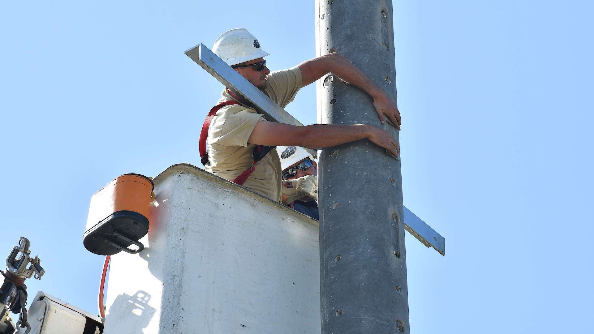Cobra tiene demanda por no pagar horas extra a sus trabajadores