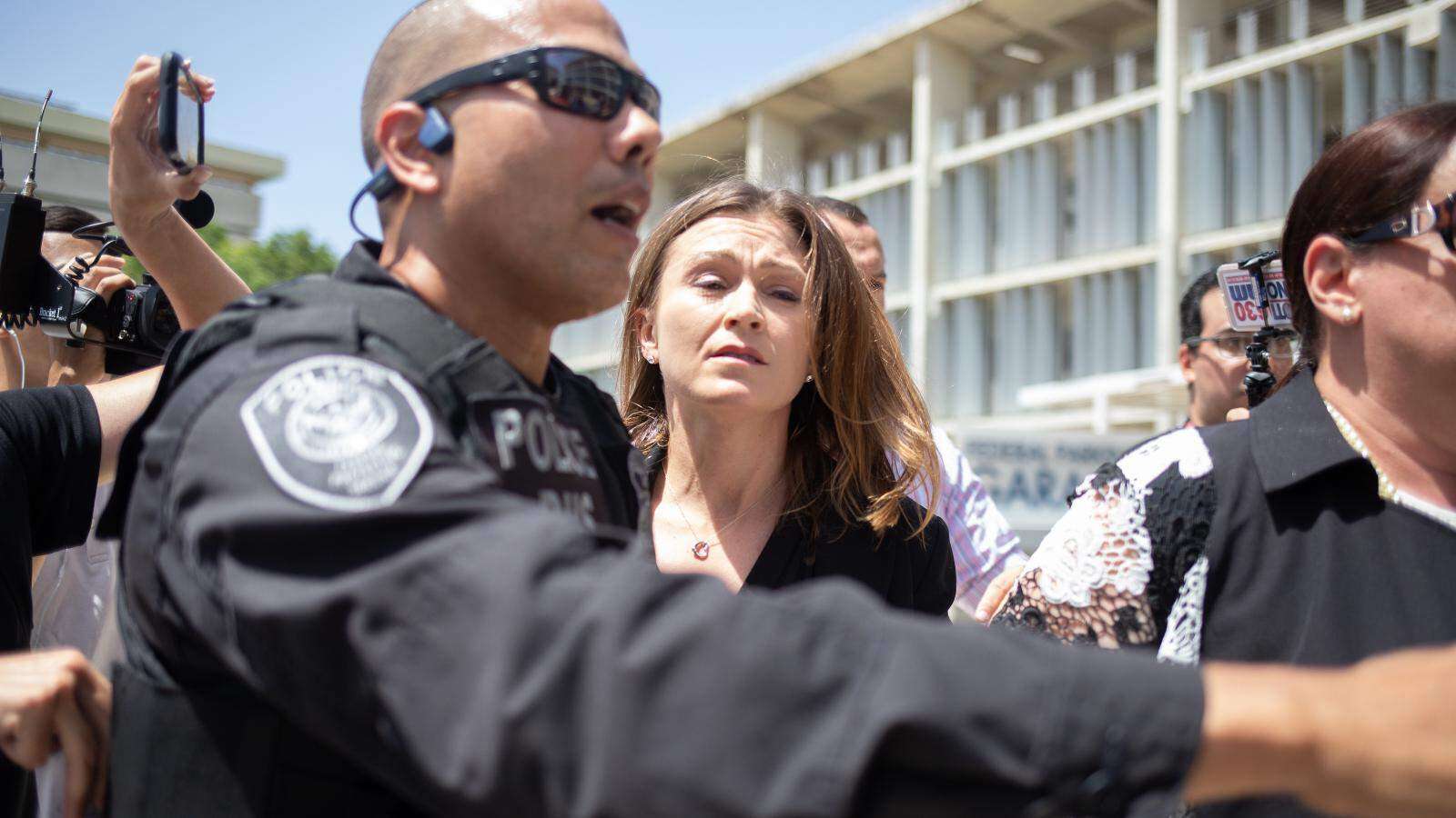 Con alfombra roja y protección policial la llegada de Keleher