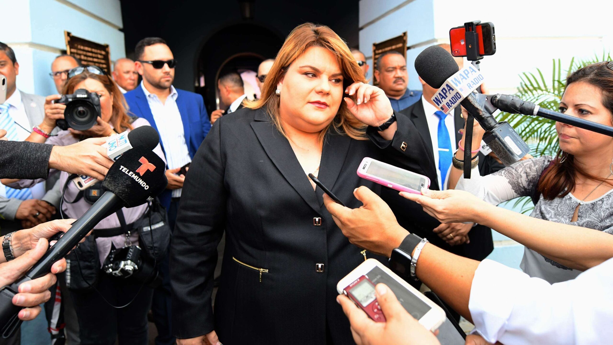 Ciudadanos arrancan pancarta de ‘Jenniffer 2020’ en puente de autopista