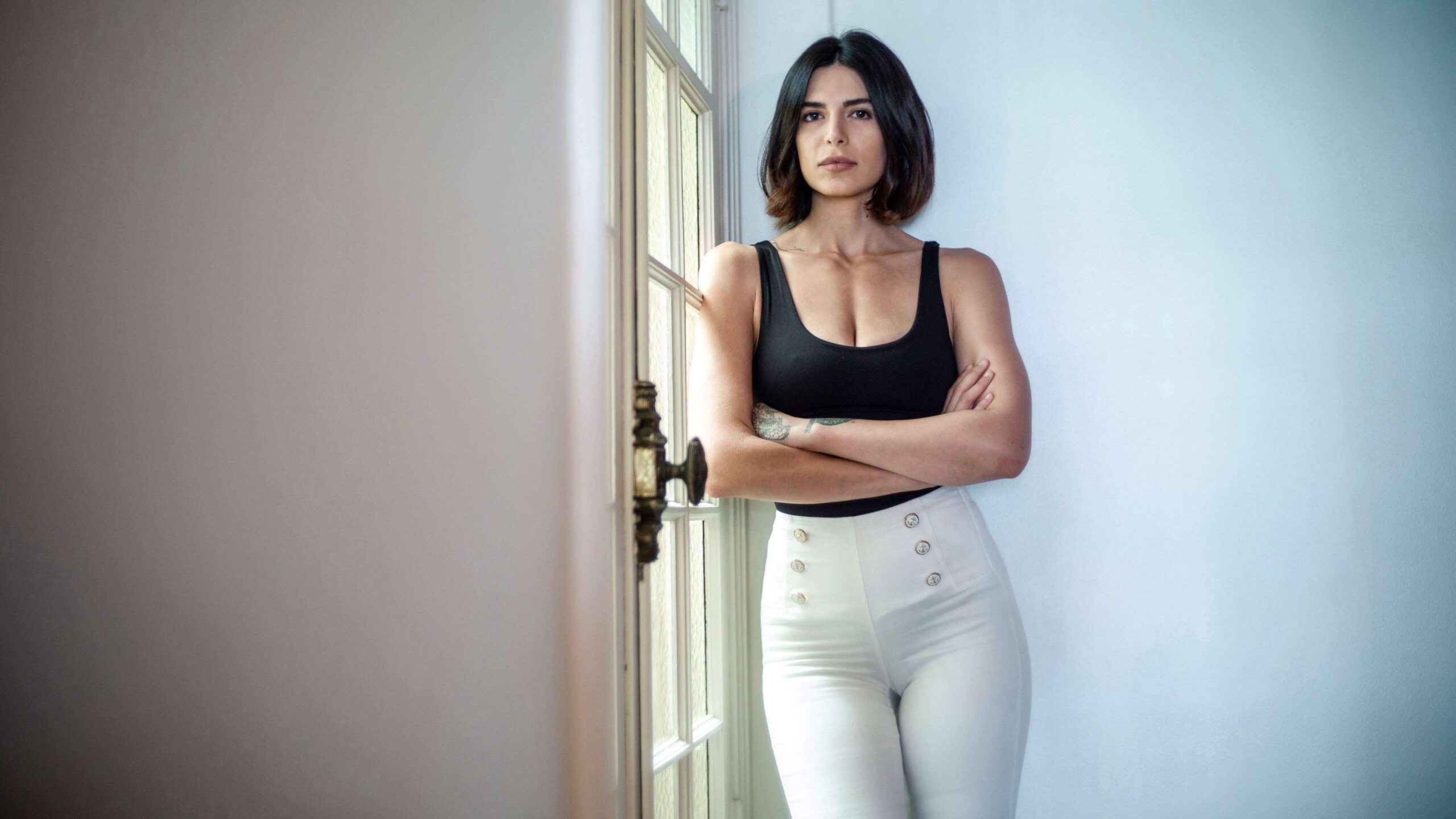 Modelo iraní refugiada en París duerme en la calle