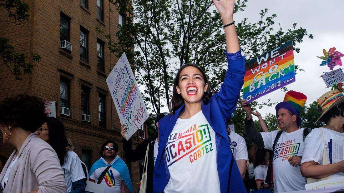 Trump insta a AOC a ‘regresar a su país’
