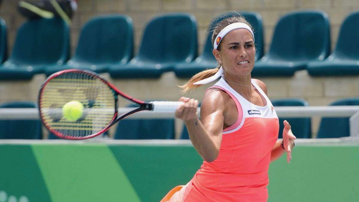 Mónica se estrena con triunfo en Wimbledon