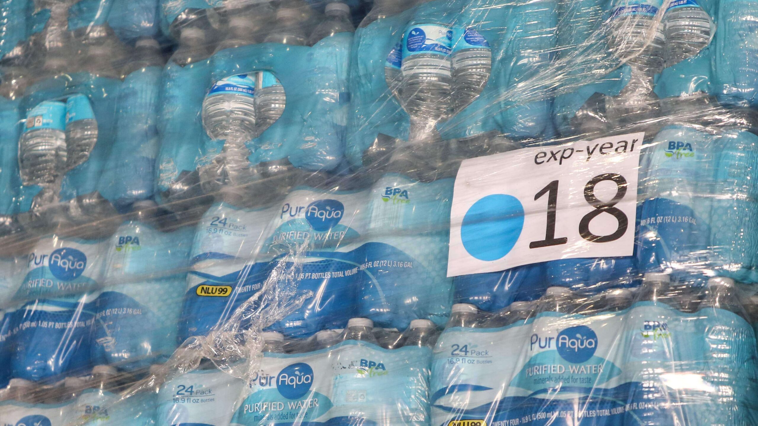 Sin explicación las botellas de agua abandonadas en Dorado