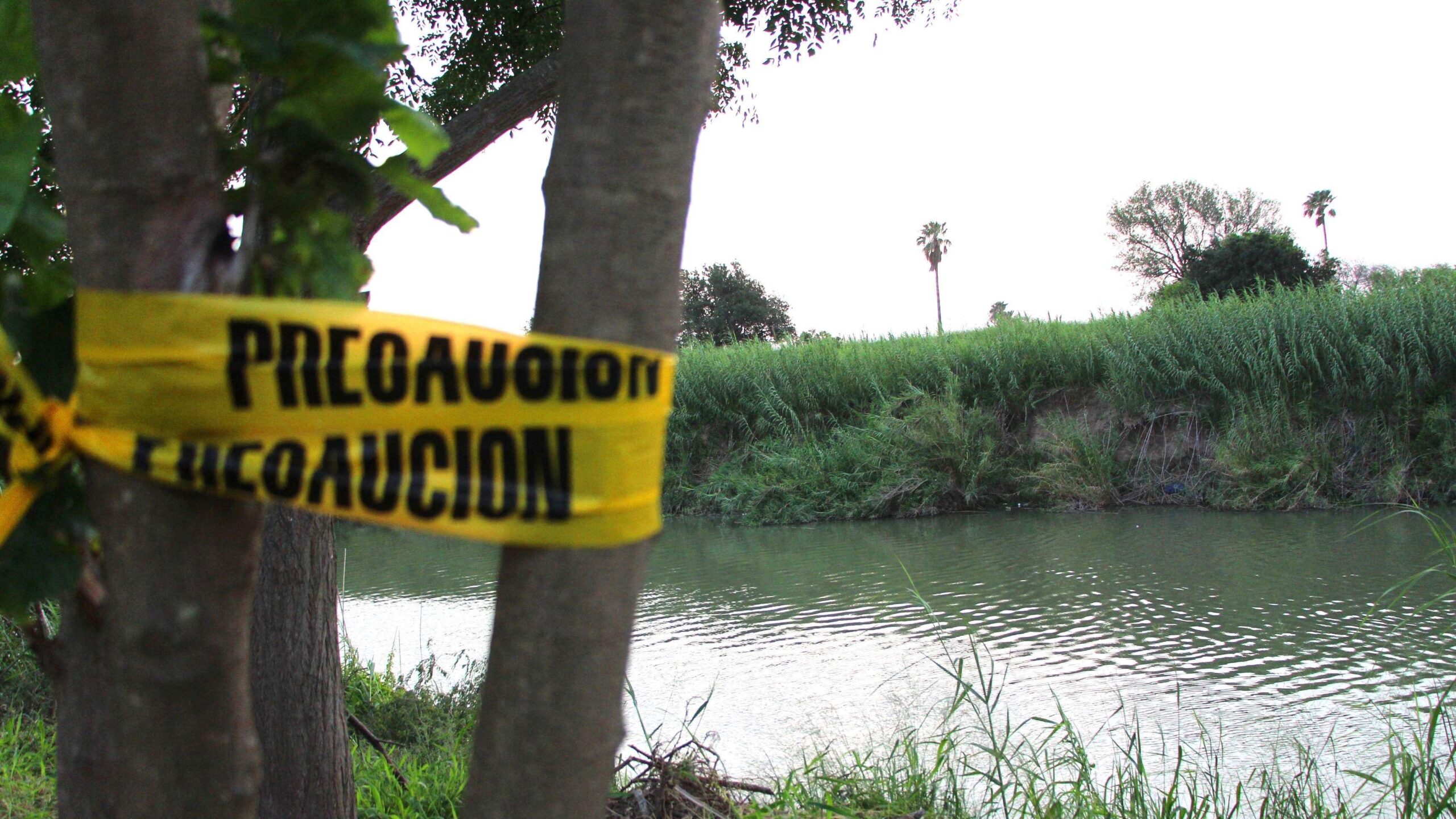 Muerte de padre e hija frena intentos de inmigrantes de cruzar el río Bravo