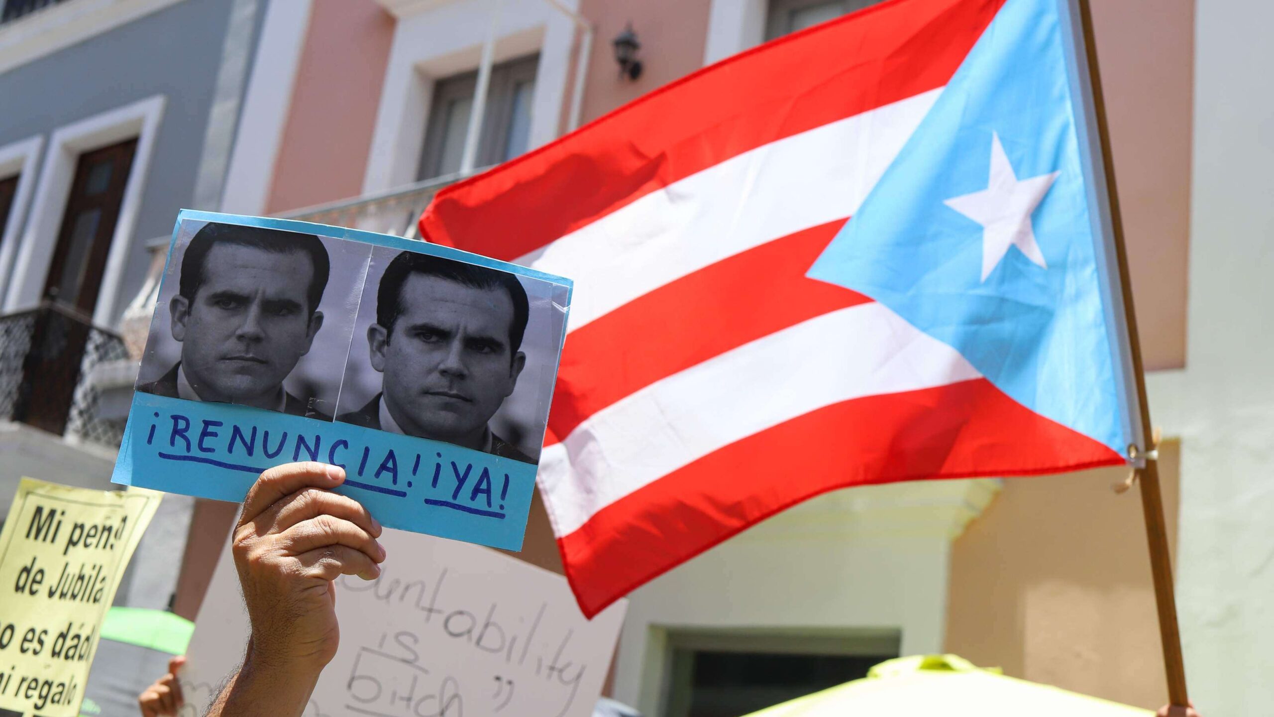Manifestantes exigen renuncia a Rosselló
