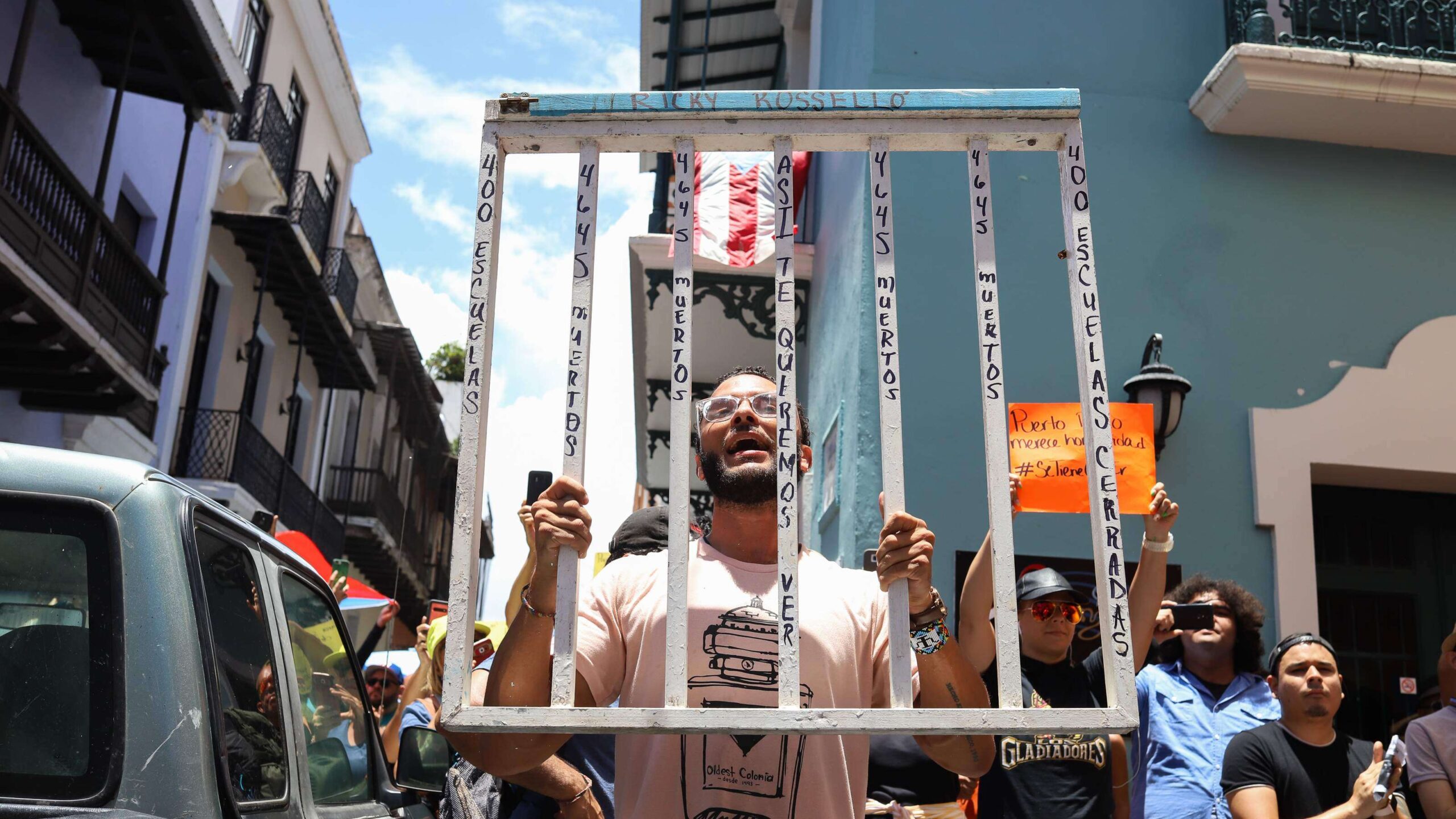 Manifestantes colman las calles del Viejo San Juan