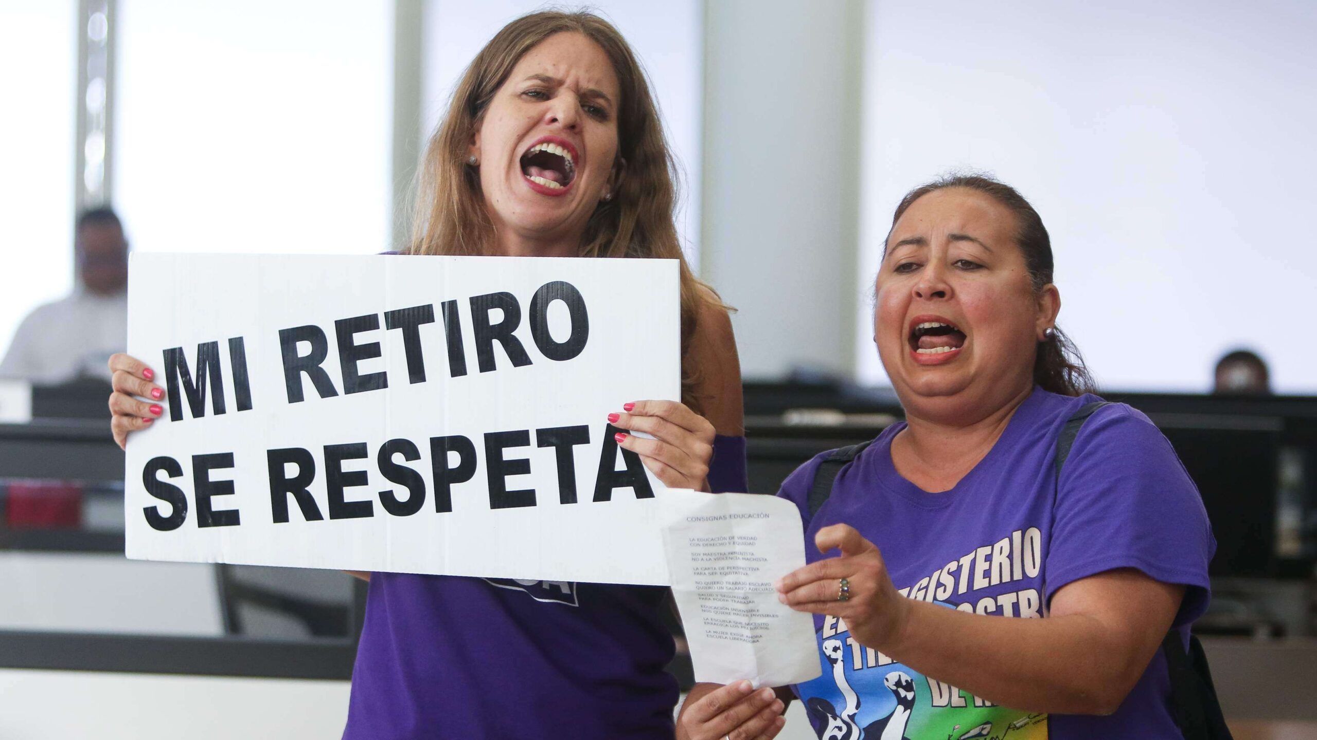 Jubilados ocupan pasillos de Plaza Las Américas por sus pensiones
