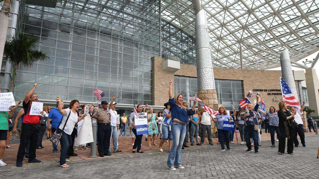 Decenas acuden al llamado de Beatriz Rosselló y gritan ‘Ricky no se va’