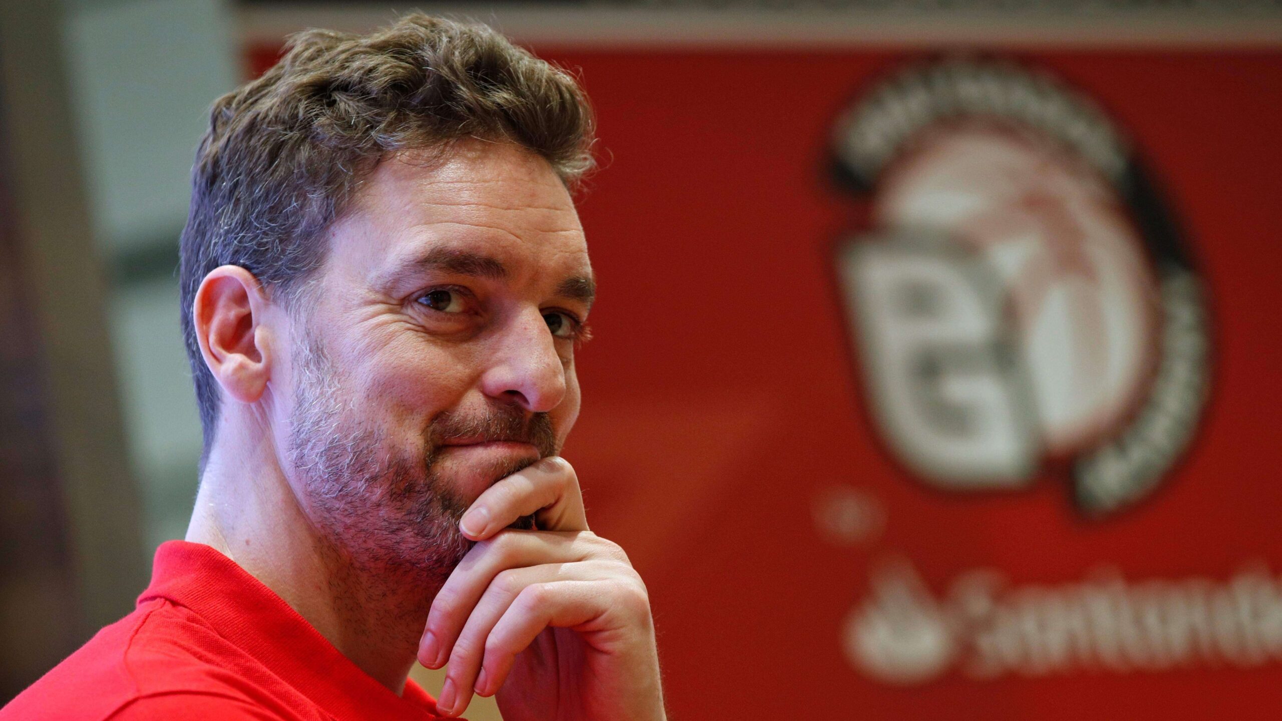 Pau Gasol firma con los TrailBlazers