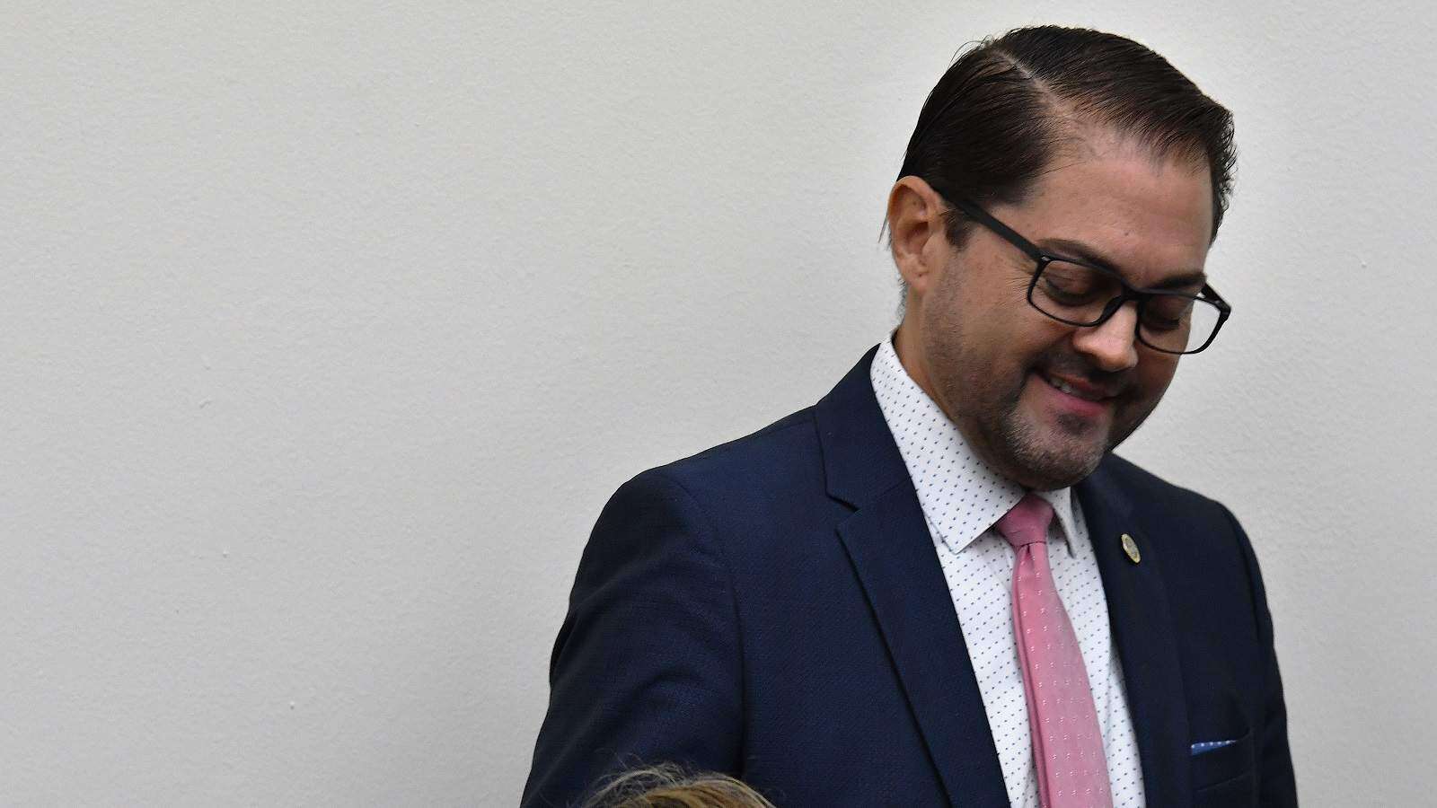 Mensajes de texto comprometen a exdirector de la Oficina de la Primera Dama