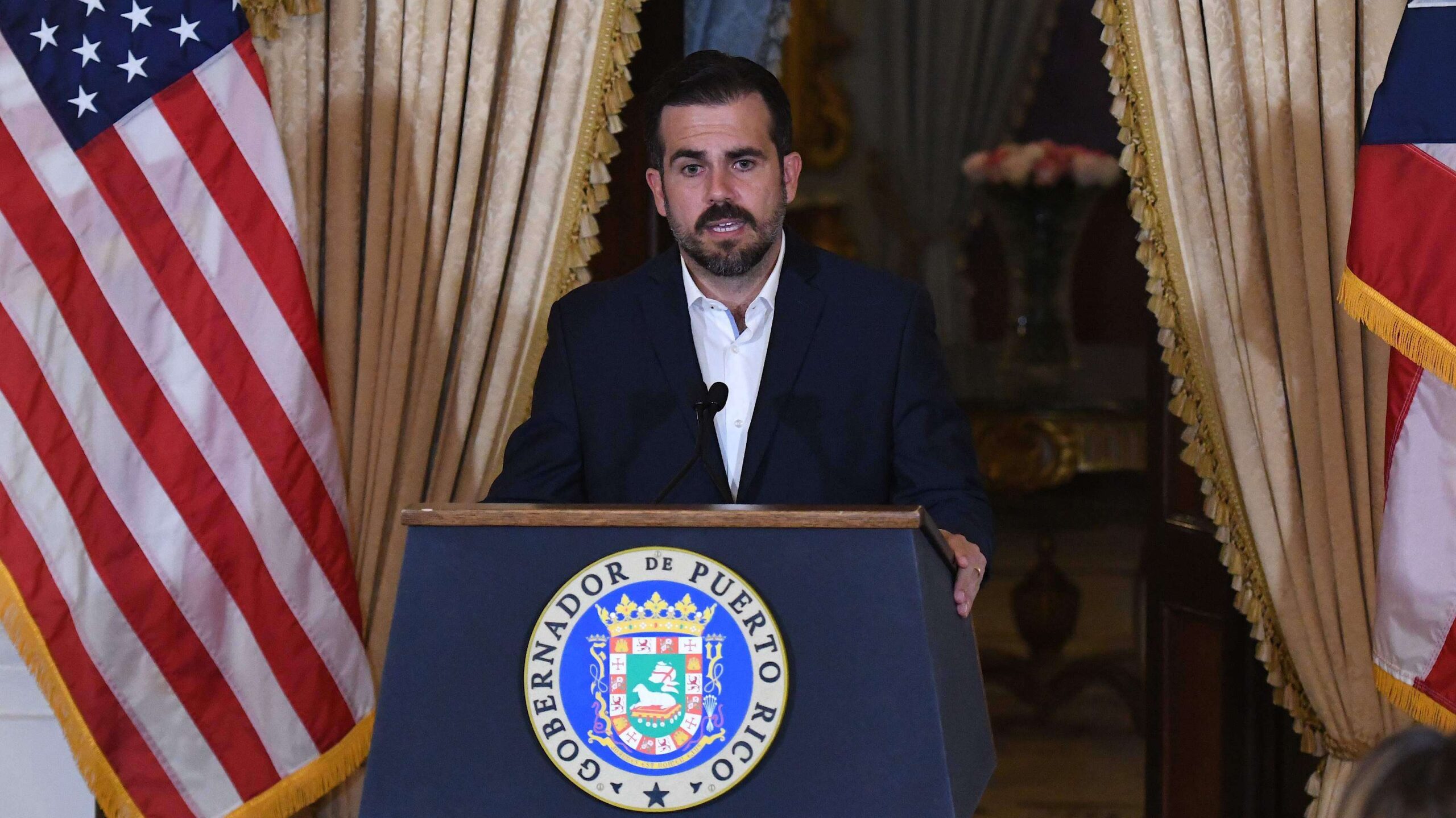 Un atrincherado Rosselló convierte en ley medida sobre compras del Gobierno