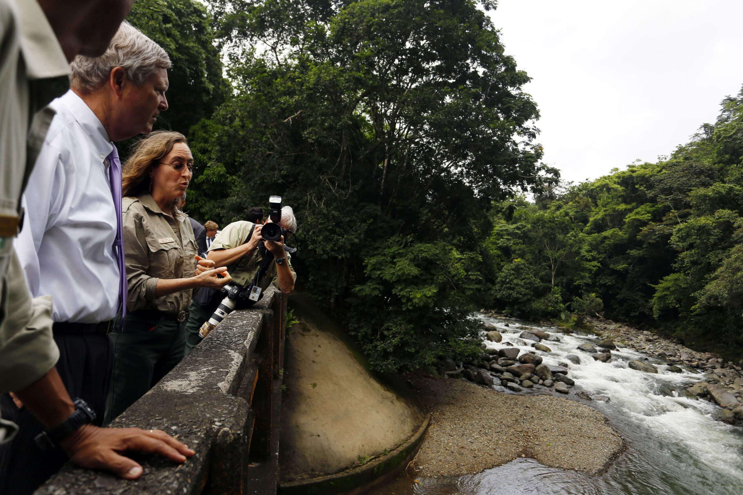 Agente rescata niña que fue arrastrada por corriente en El Yunque