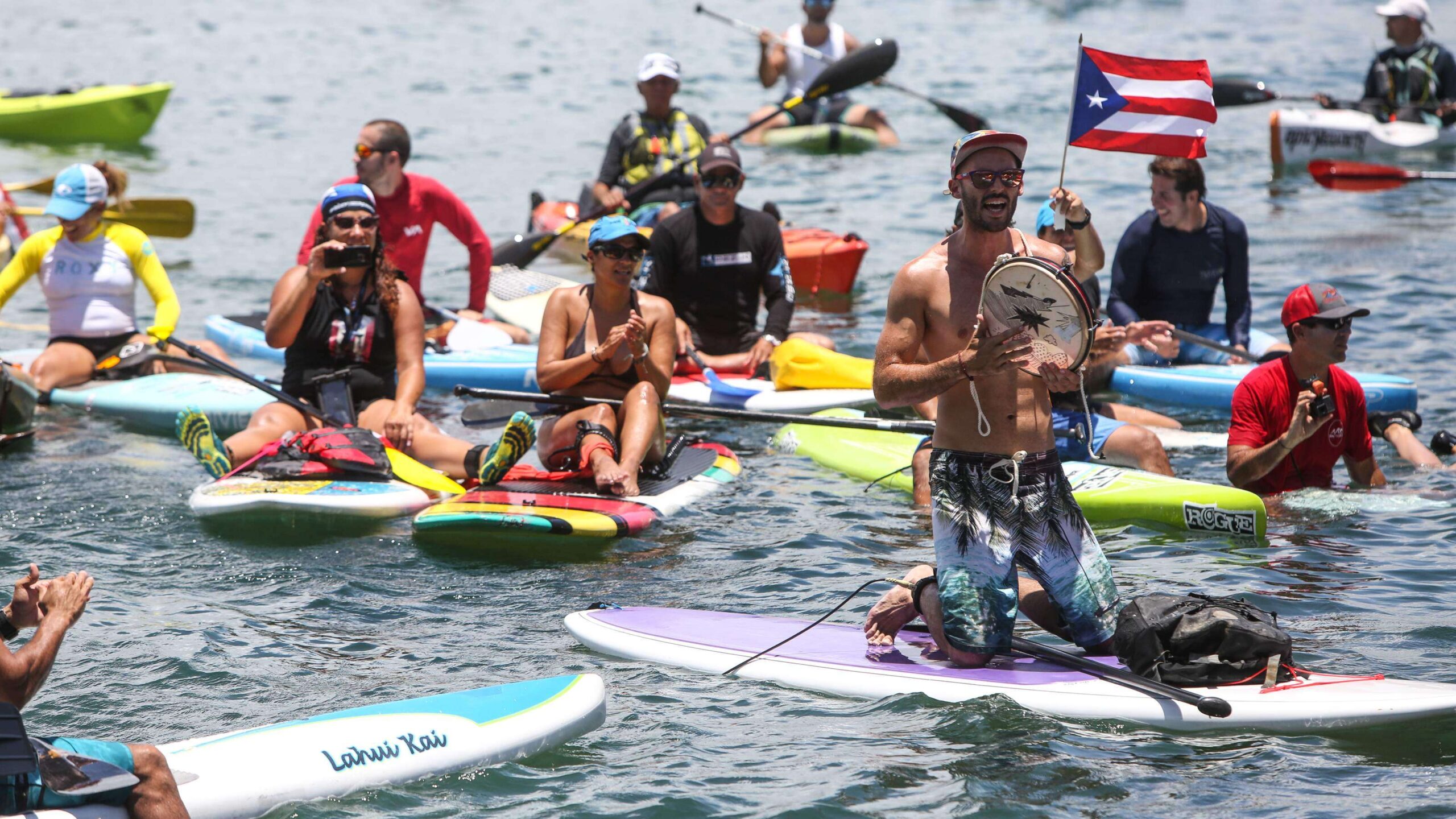 Exigen por mar la renuncia de Ricardo Rosselló