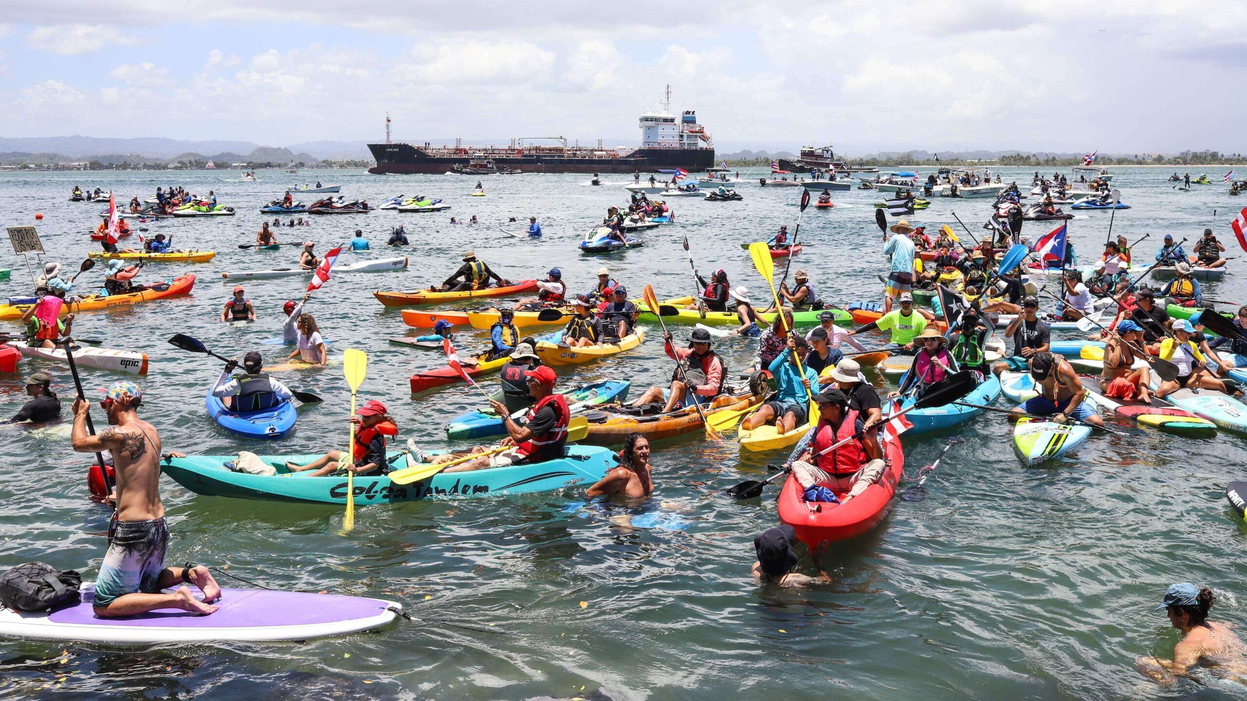 El mar exige la renuncia del gobernador