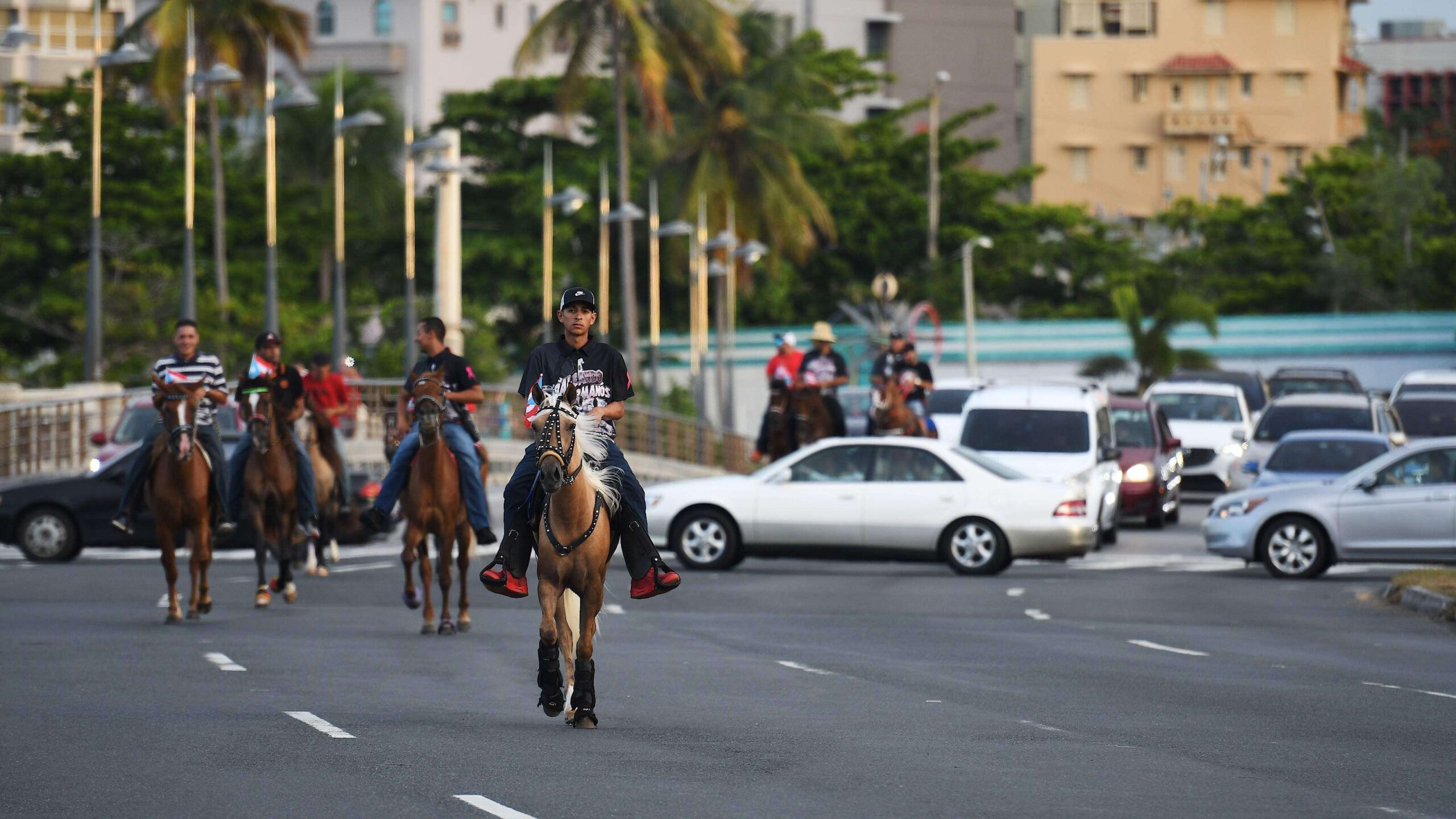 En caballos también gritan #RickyRenuncia