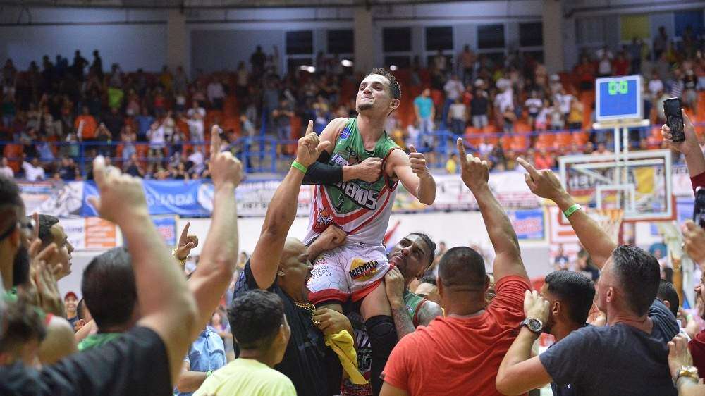 Santeros se acercan al campeonato