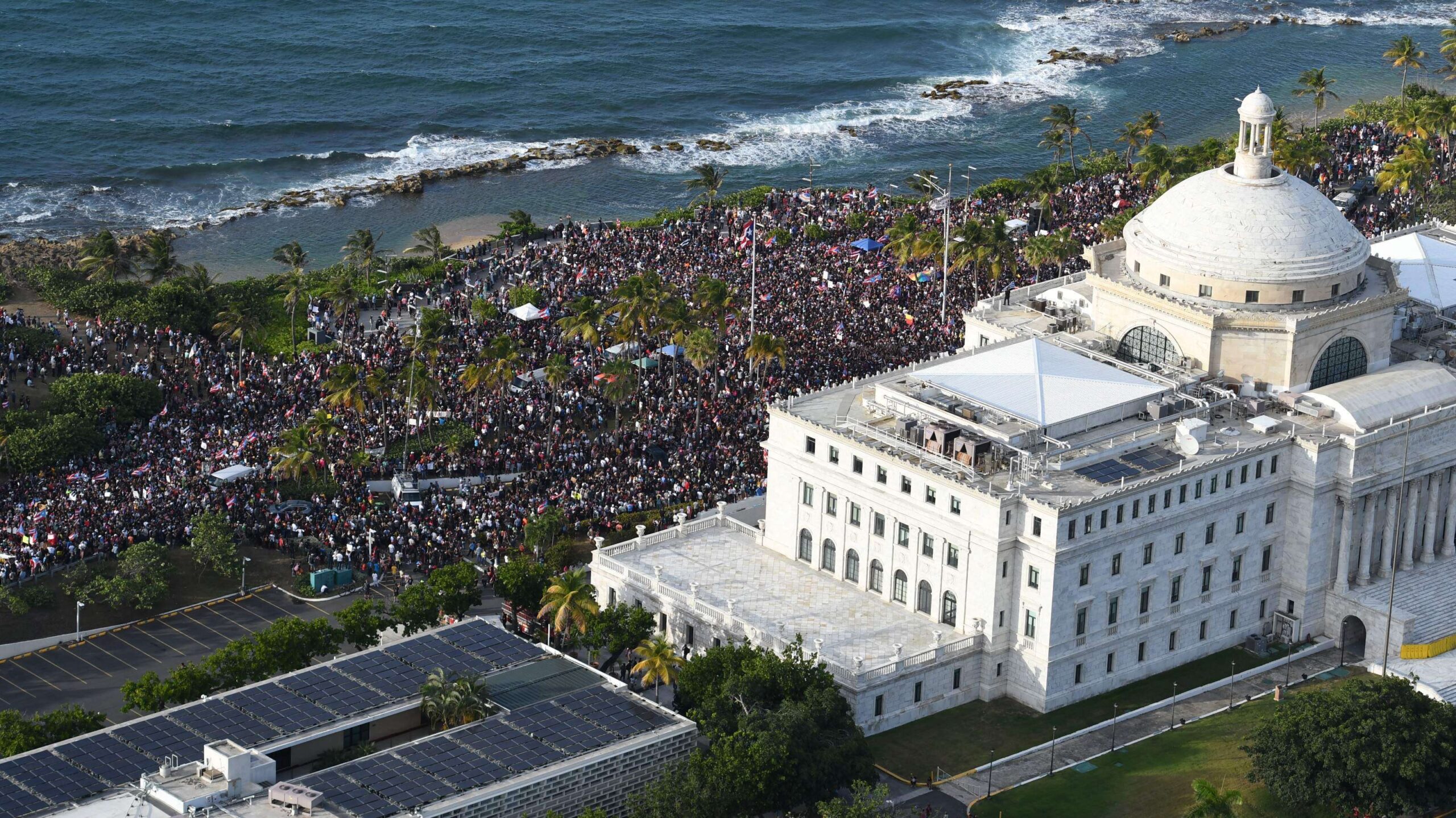Un recorrido aéreo a la marcha para ‘despedir’ al Gobernador