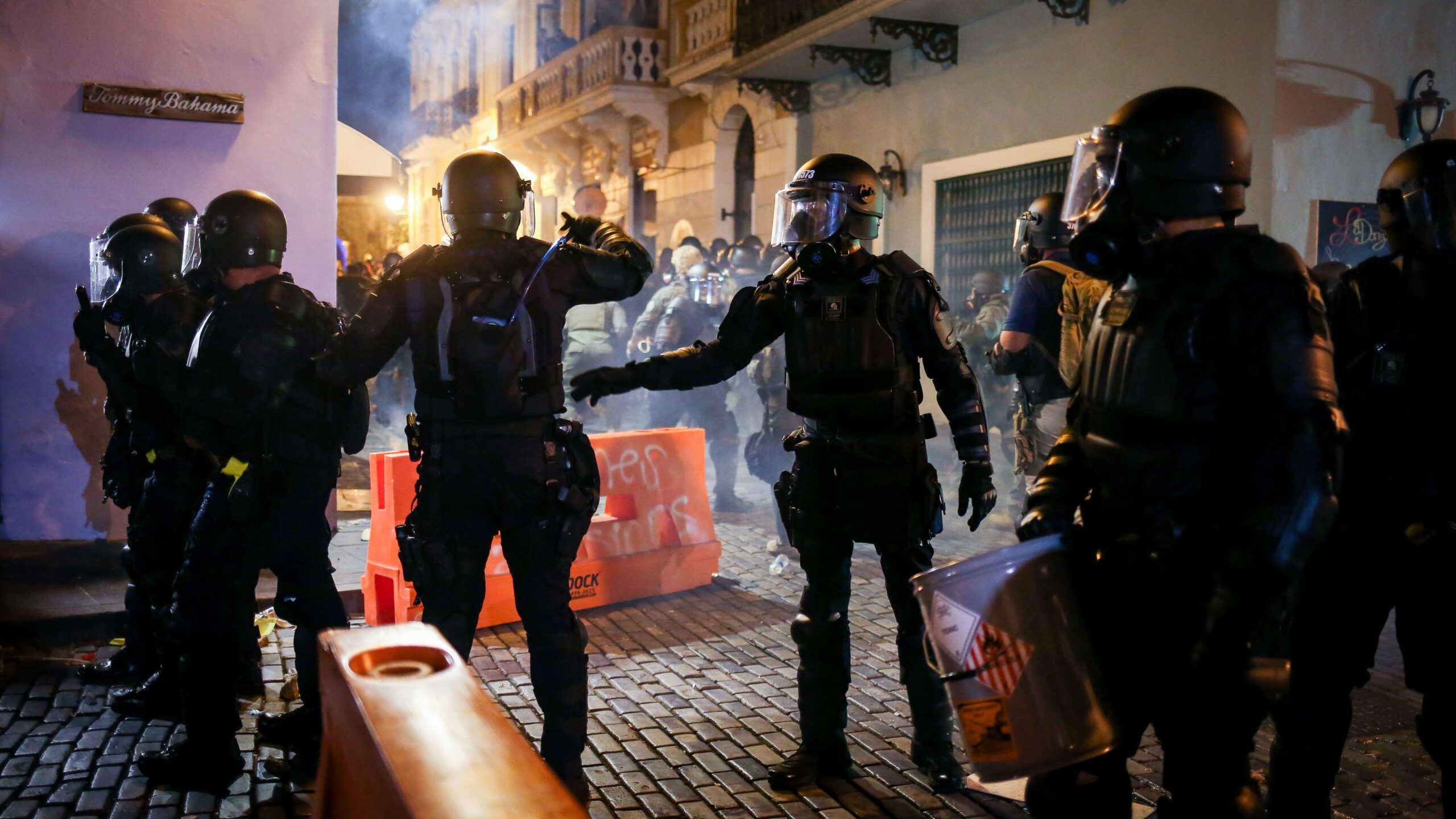 Policía confirma tres arrestos en la manifestación de anoche