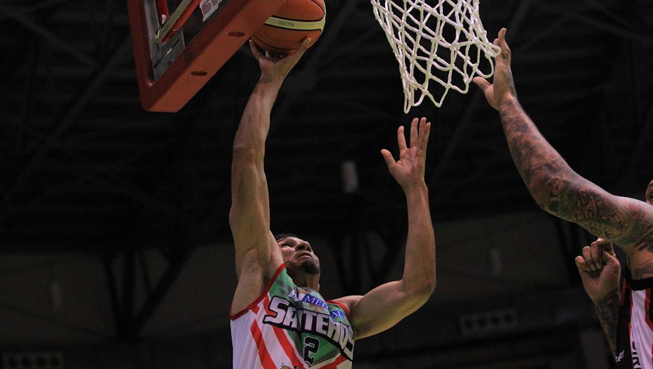 Santeros arrancan con victoria en la final BSN