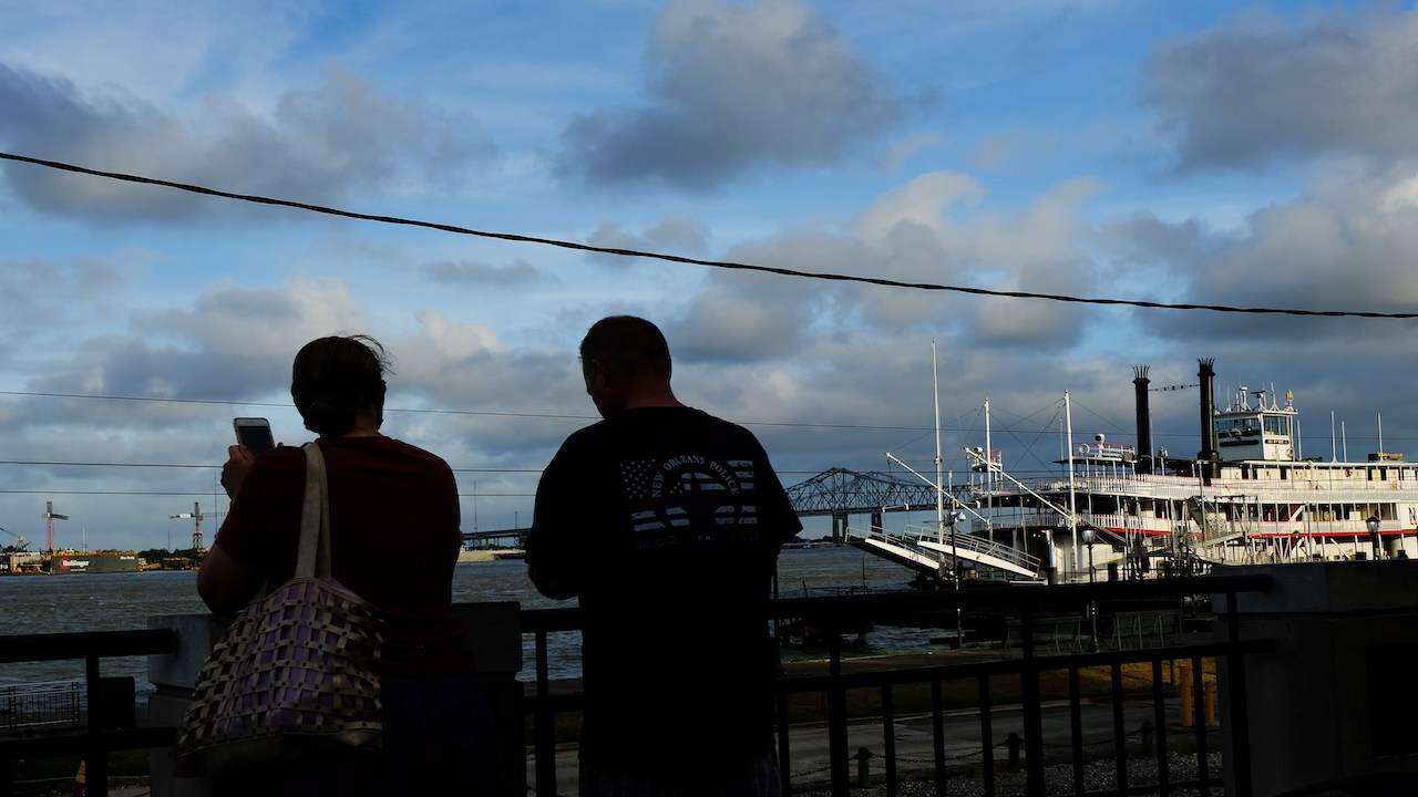 Barry azota con lluvias antes de tocar EE.UU.