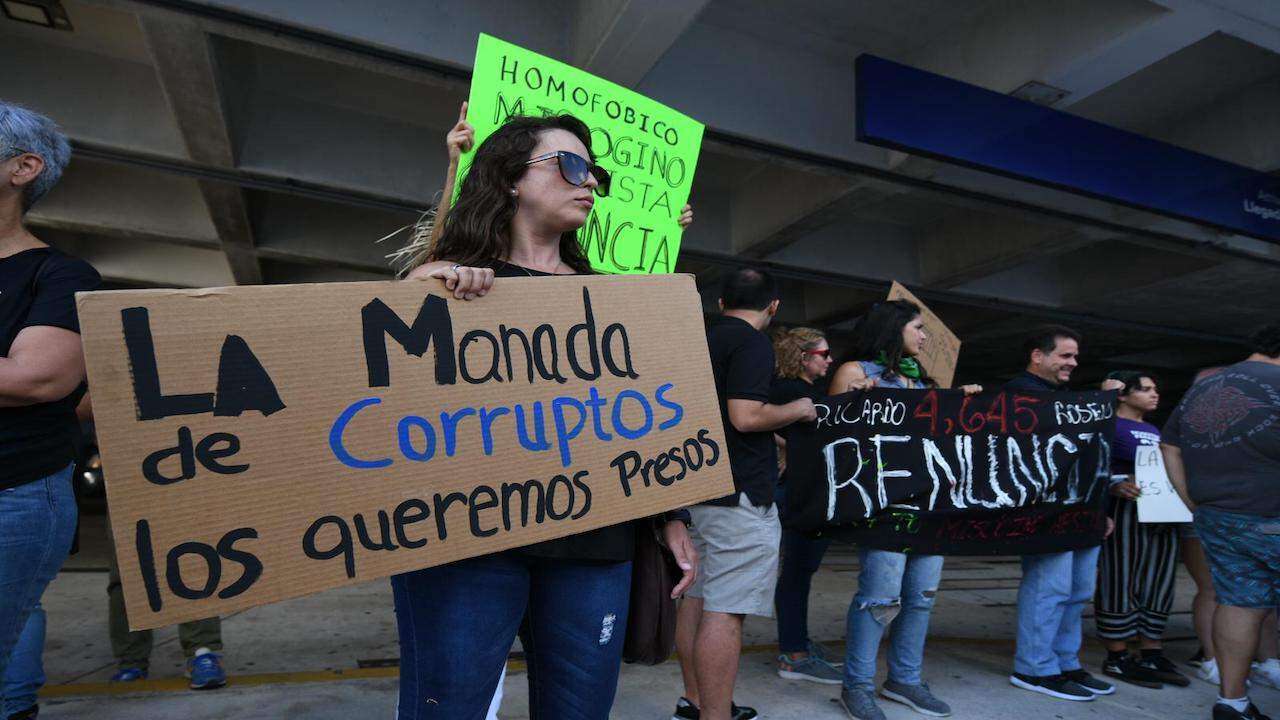 Carteles de ‘corrupto’ dan la bienvenida a Rosselló en el aeropuerto