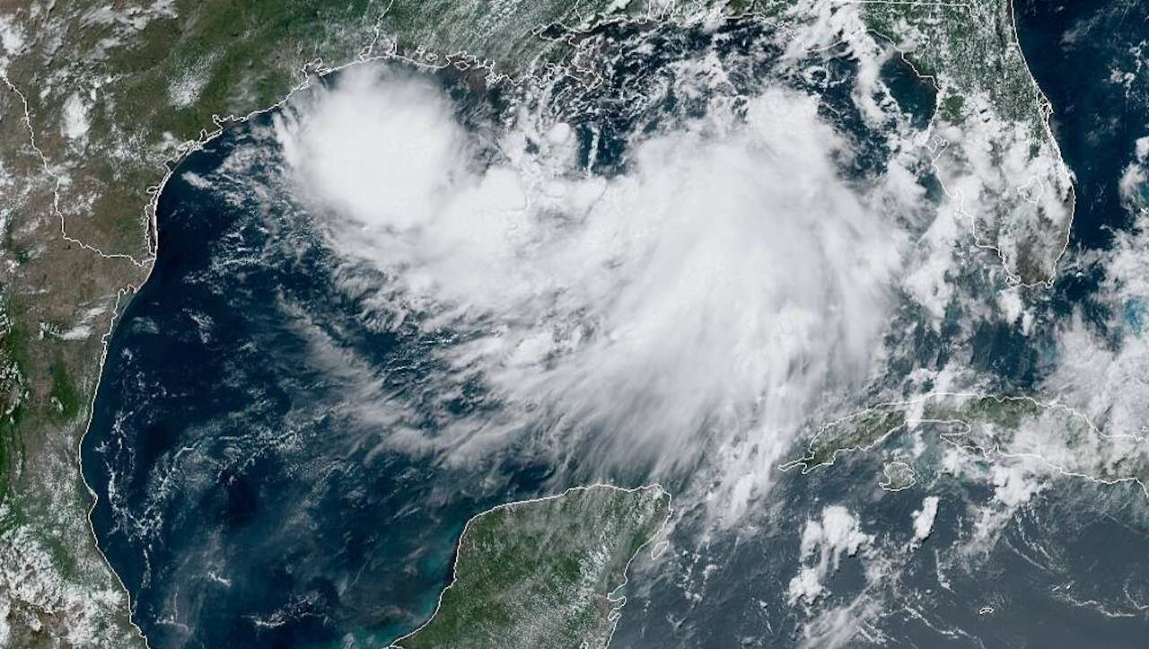 Barry ya es tormenta antes de alcanzar EE.UU.