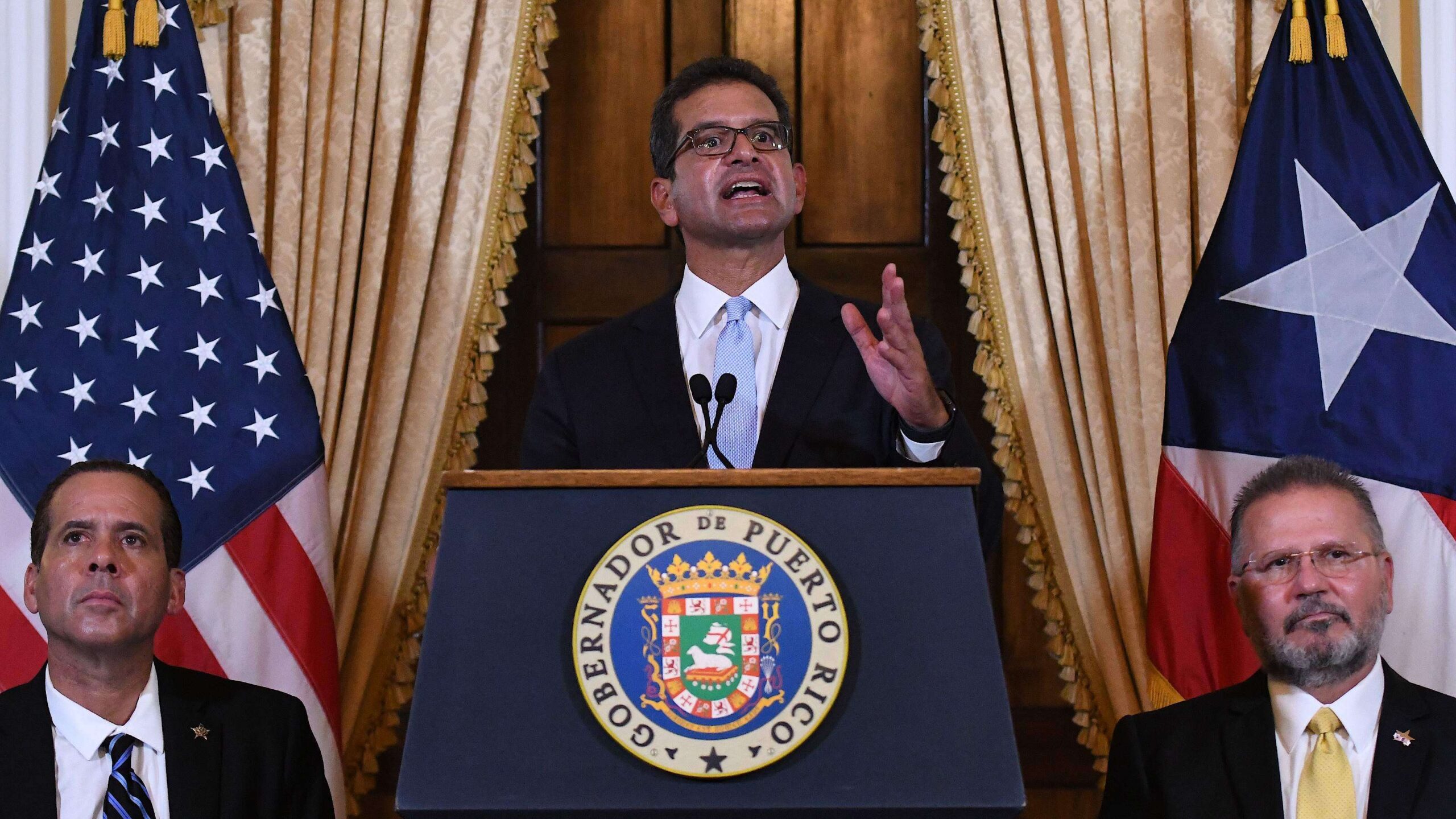 Lo que pas贸 dentro y fuera de Fortaleza con la llegada de Pierluisi