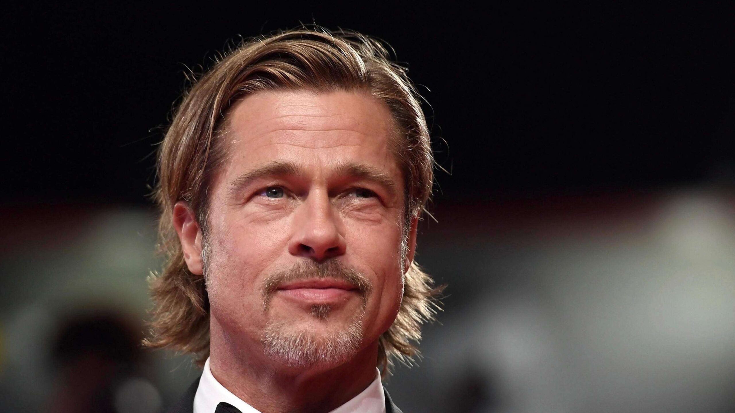 Brad Pitt ilumina alfombra roja en Venecia