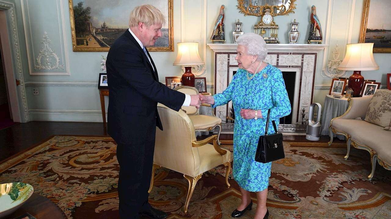 Reina británica aprueba suspensión del Parlamento