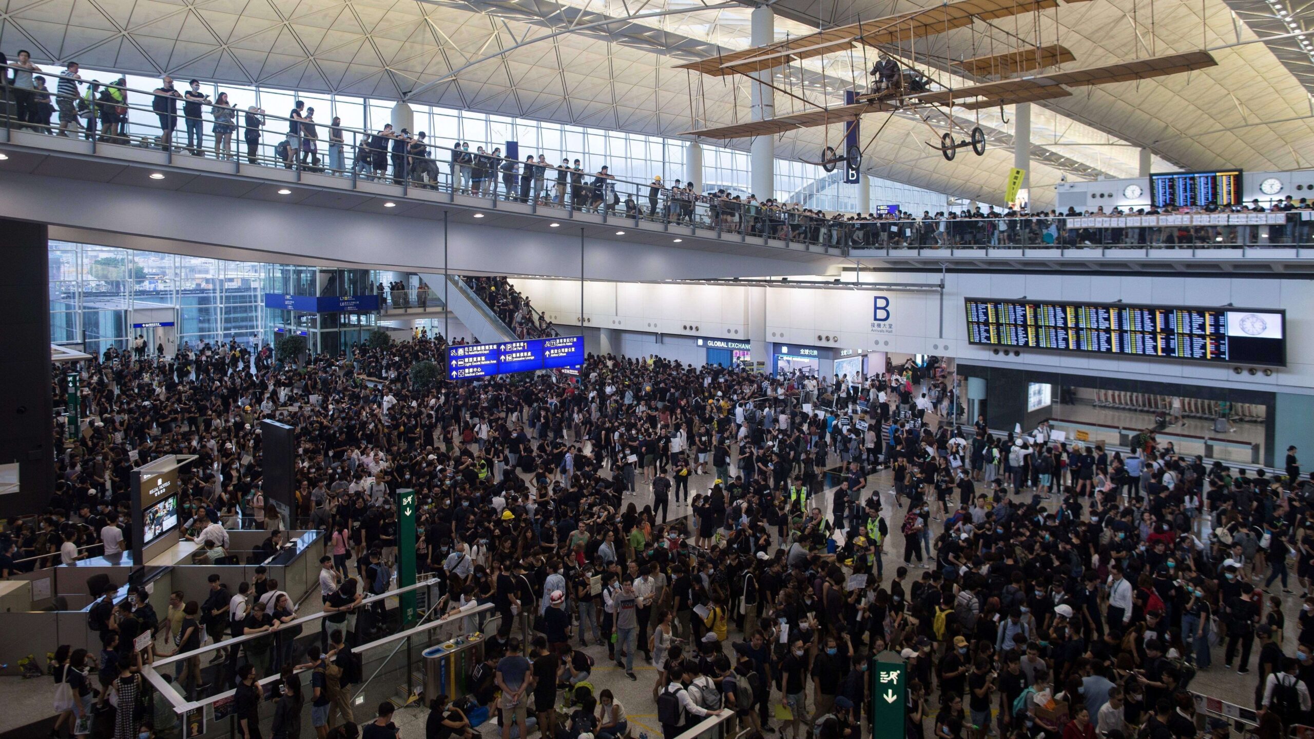 Manifestantes toman el aeropuerto de Hong Kong