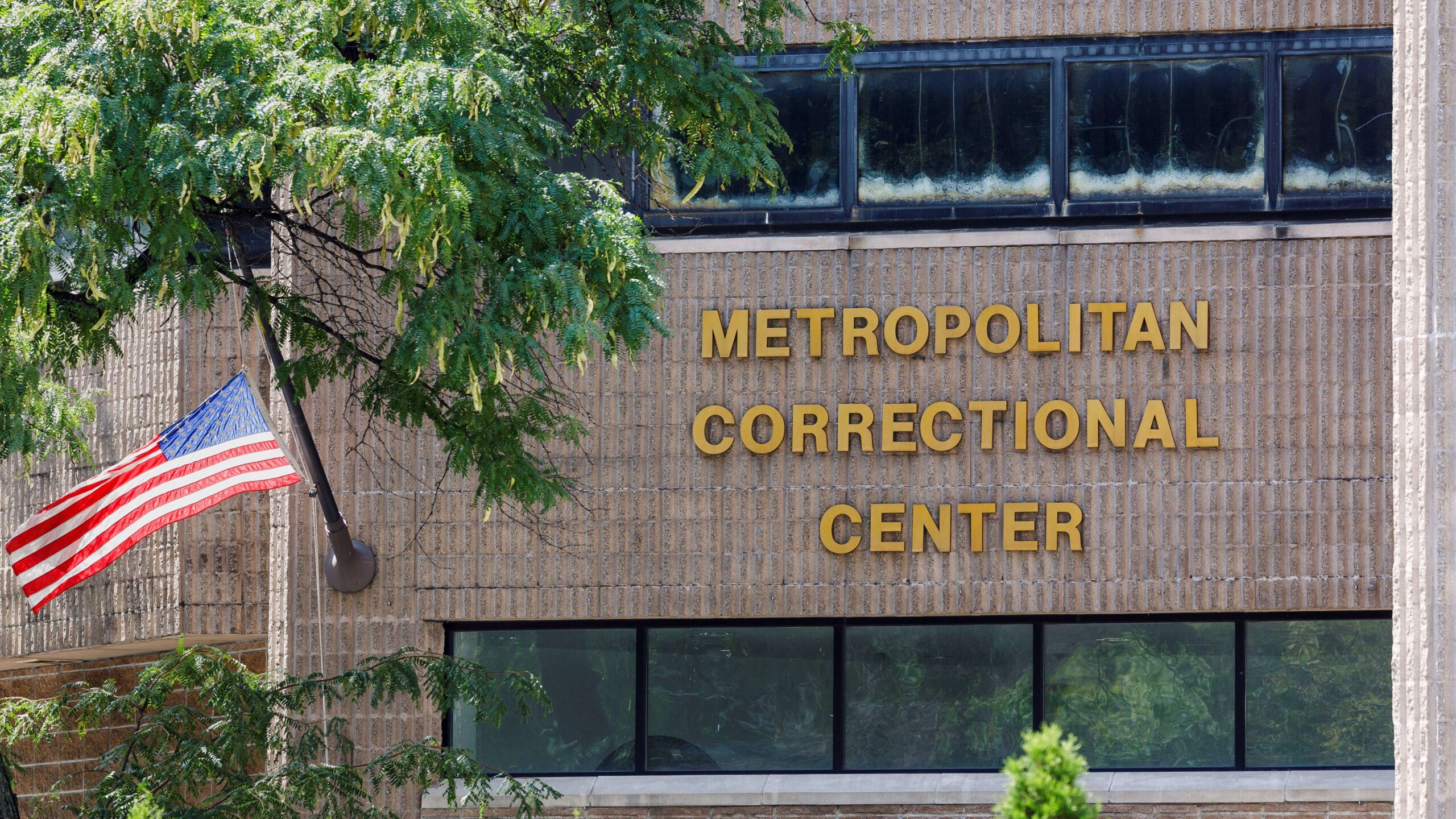 Fracturas apuntan a que Jeffrey Epstein pudo ser estrangulado