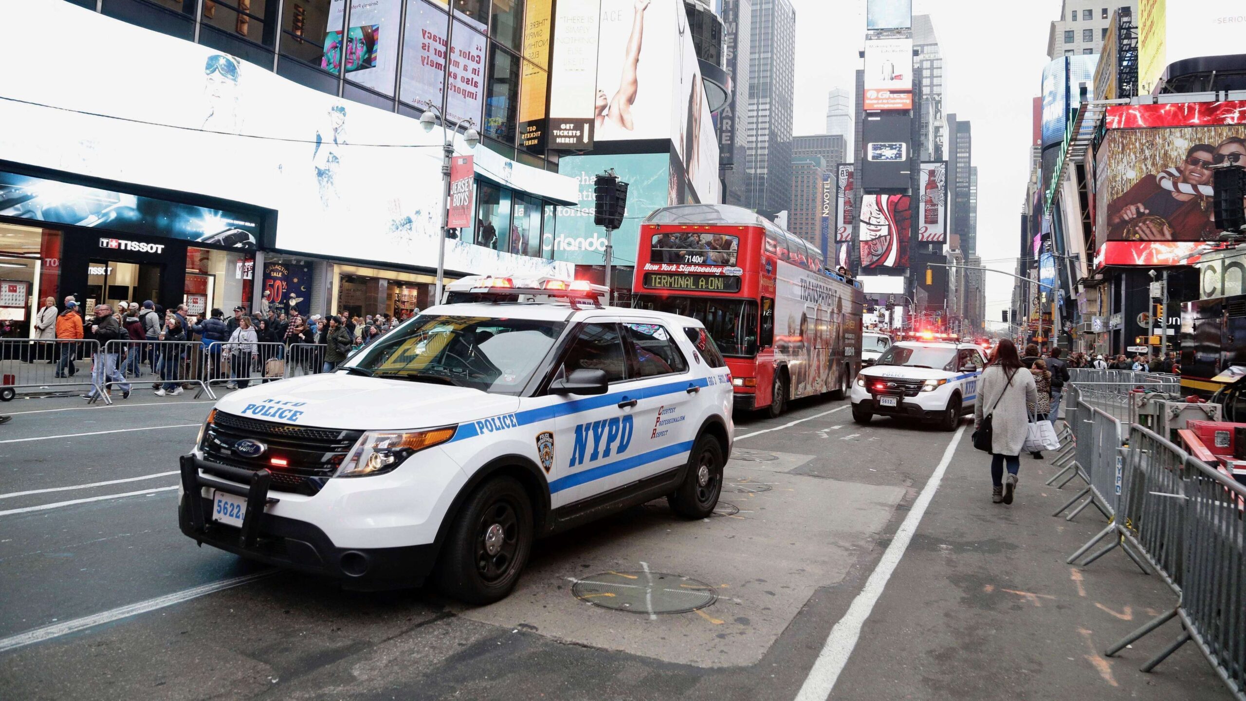 Confusión en Times Square desata estampida que deja a 9 heridos