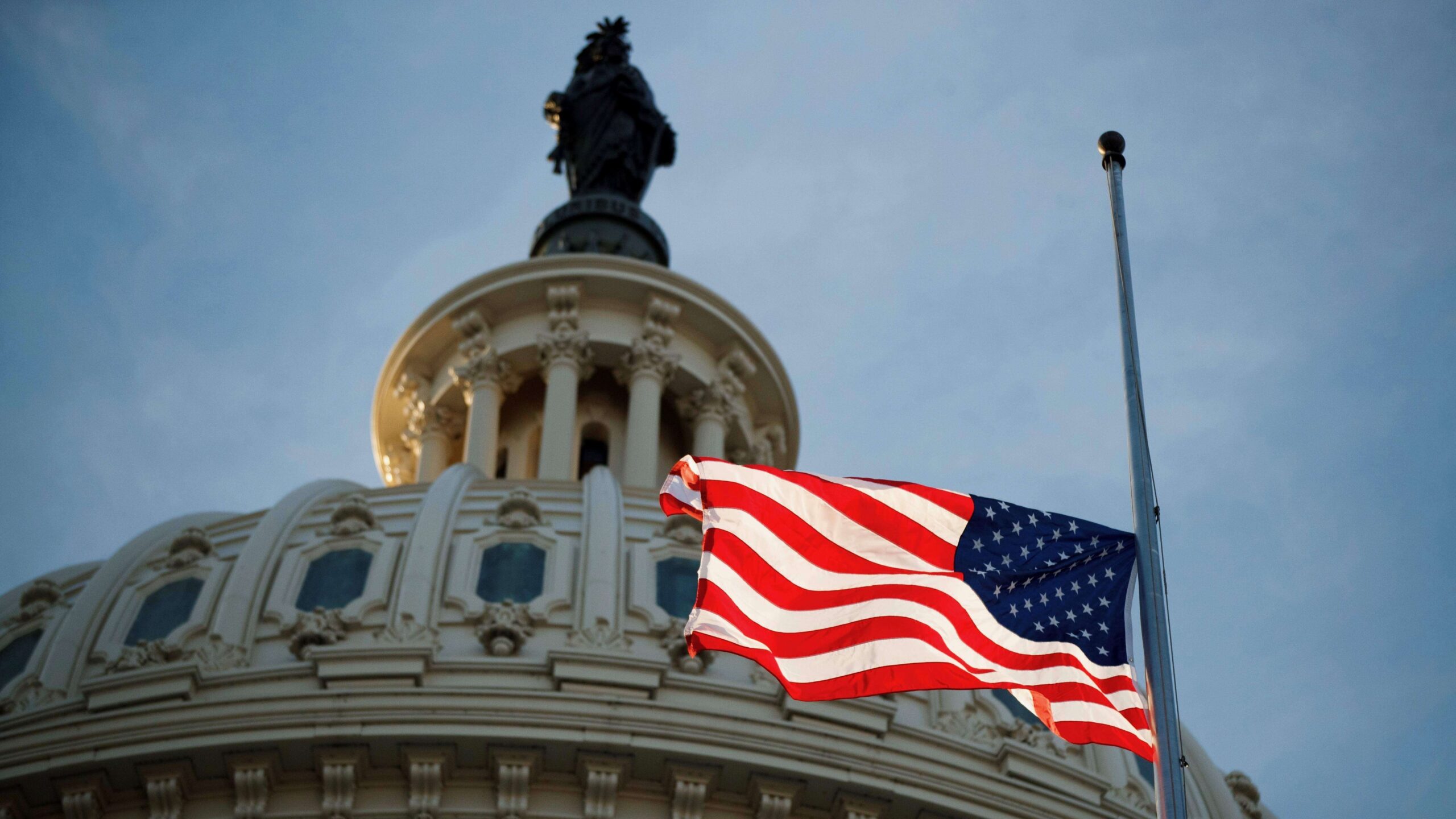 Estados Unidos levantará banderas a media asta por víctimas de tiroteos