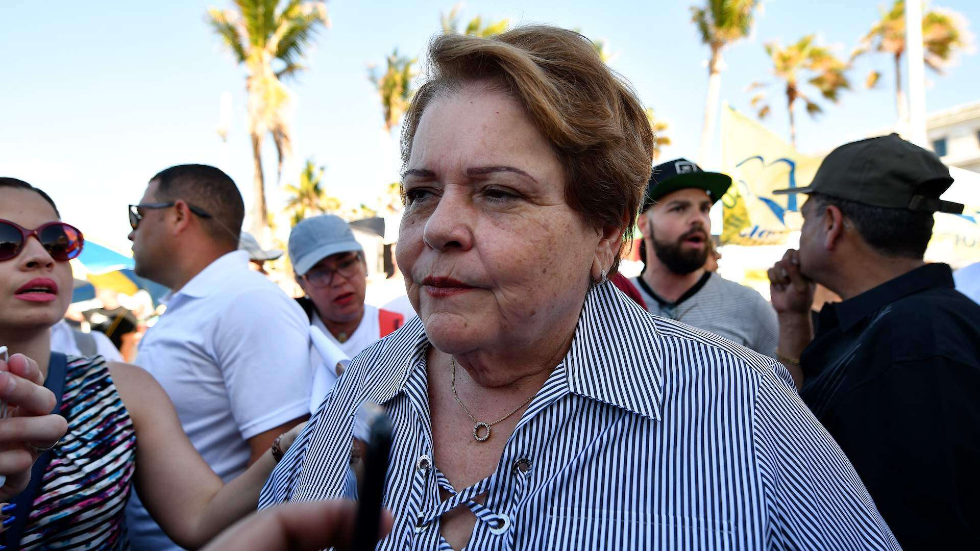 Niega conflicto de interés por contratos de su esposo con Educación
